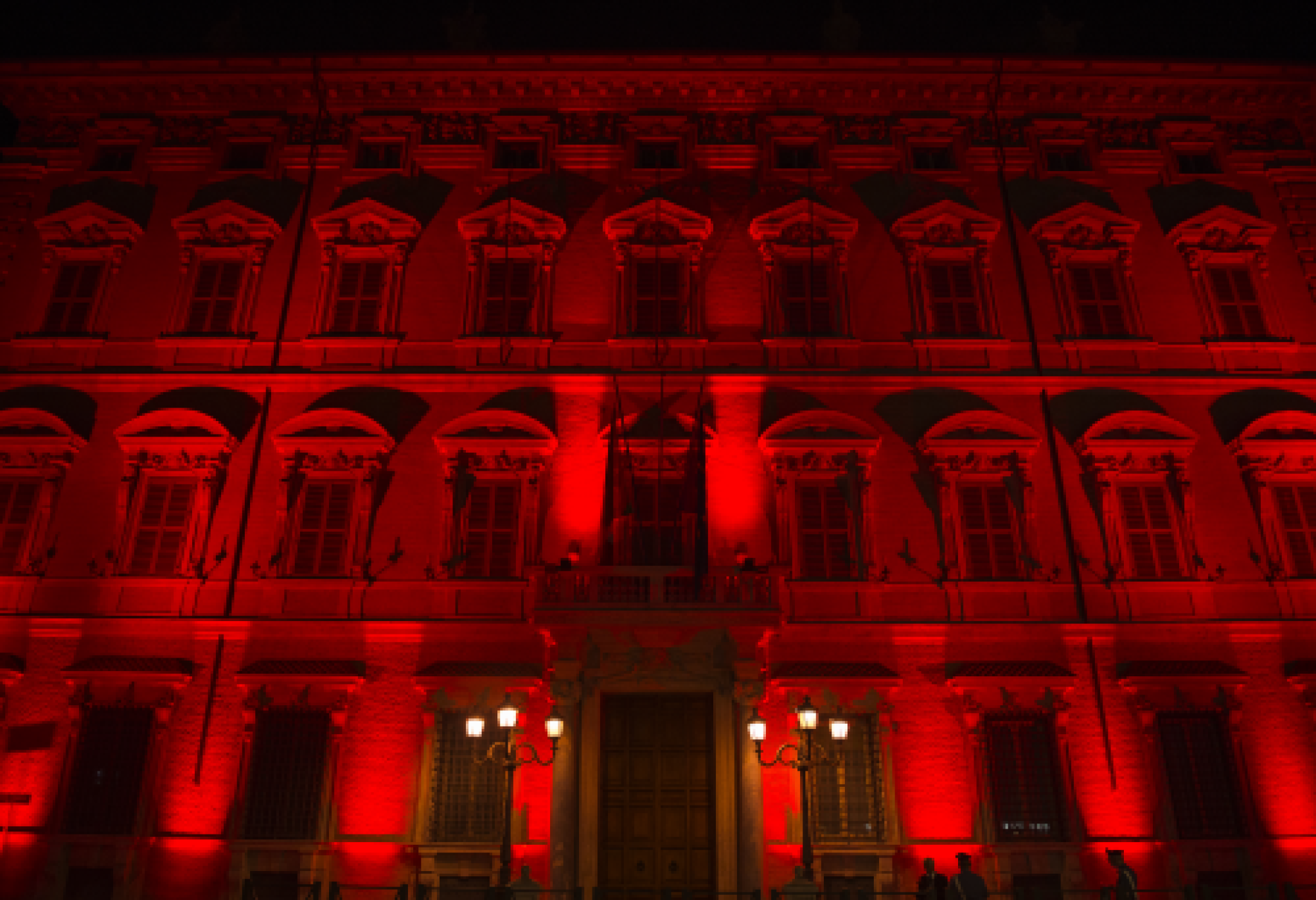 Palazzo Montecitorio, sede della Camera dei Deputati, iluminato di rosso, come accadrà domani, 30 maggio, per la Giornata Mondiale della Sclerosi Multipla