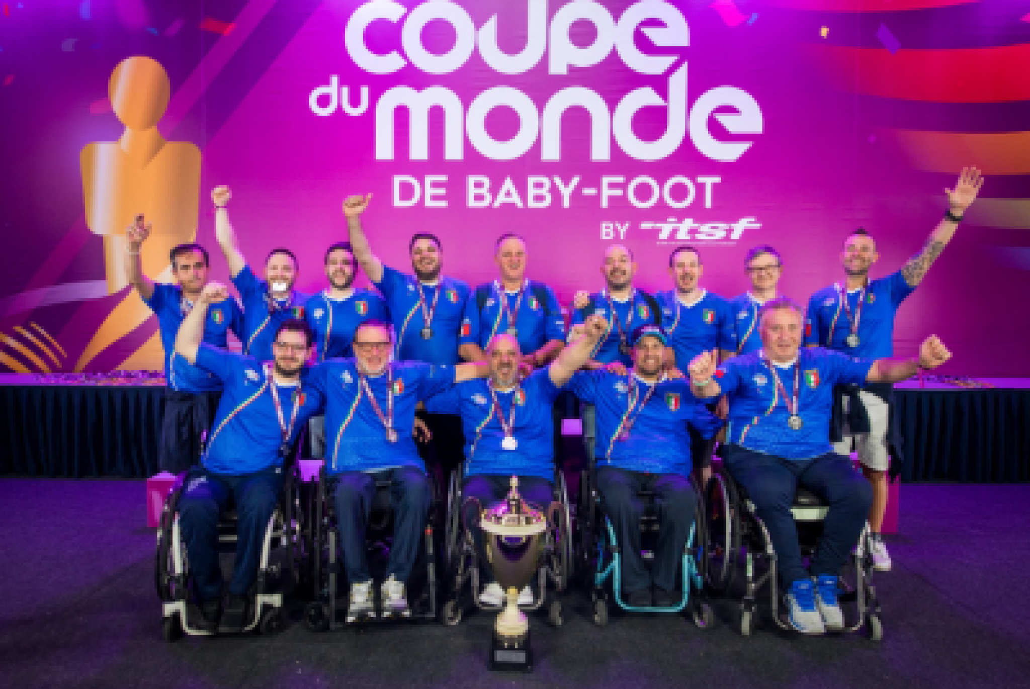Ben volentieri pubblichiamo l'immagine della Nazionale Paralimpica di calcio balilla che nel 2022 vinse i Mondiali di nantes, quale buon auspicio per la nuova edizione della manifestazione, che si disputa in questi giorni in Spagna
