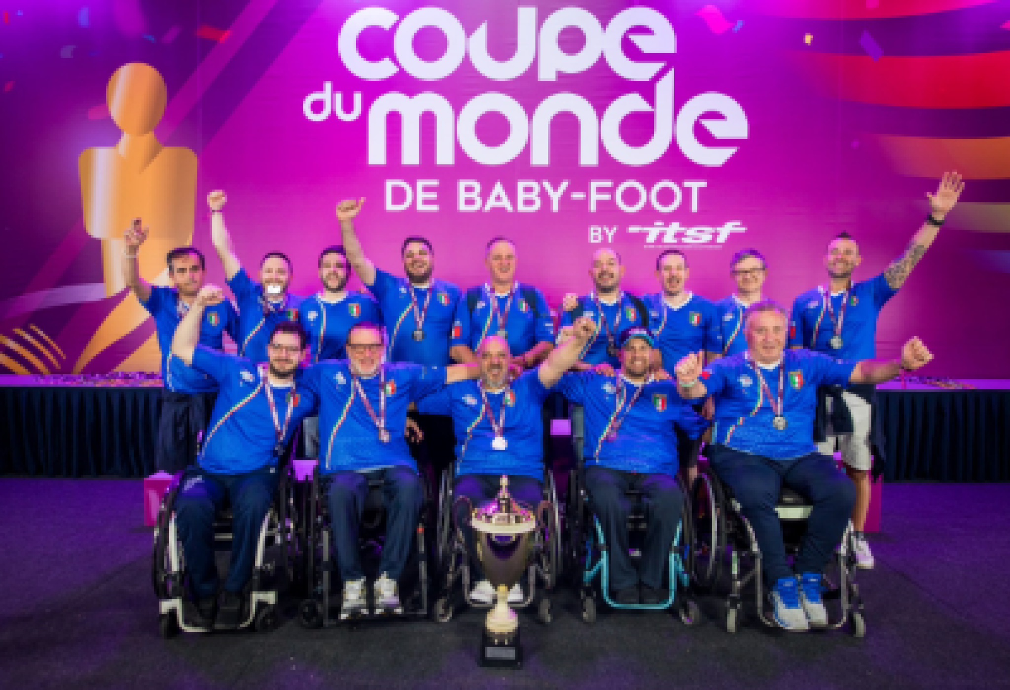 Ben volentieri pubblichiamo l'immagine della Nazionale Paralimpica di calcio balilla che nel 2022 vinse i Mondiali di nantes, quale buon auspicio per la nuova edizione della manifestazione, che si disputa in questi giorni in Spagna