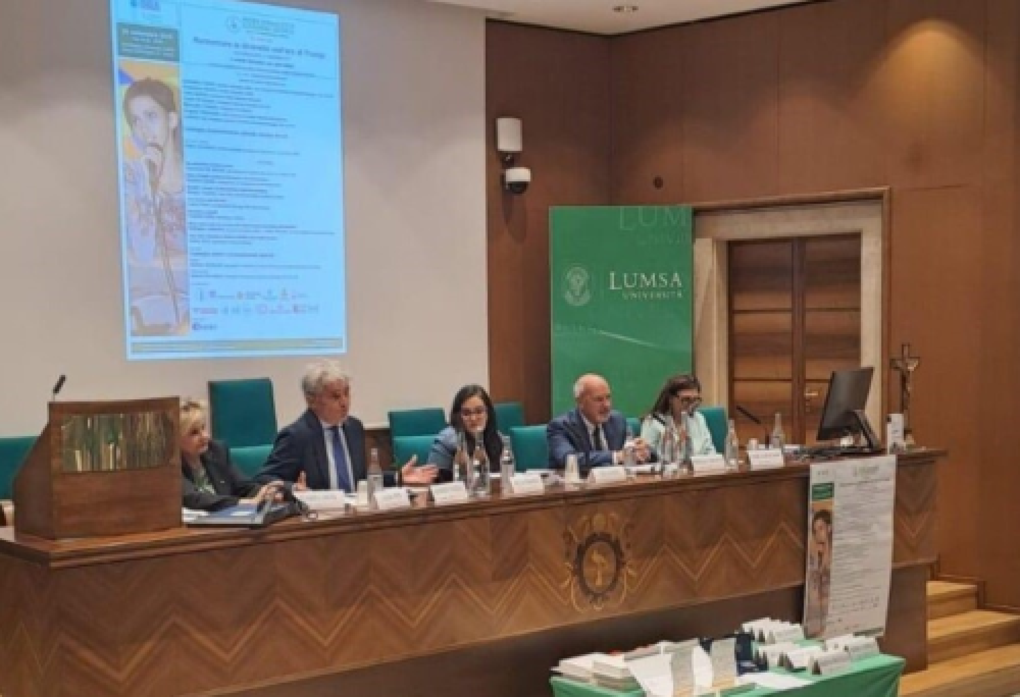 Il tavolo dei relatori durante la cerimonia conclusiva del 9° Premio Giornalistico Alessandra Bisceglia per la Comunicazione Sociale
