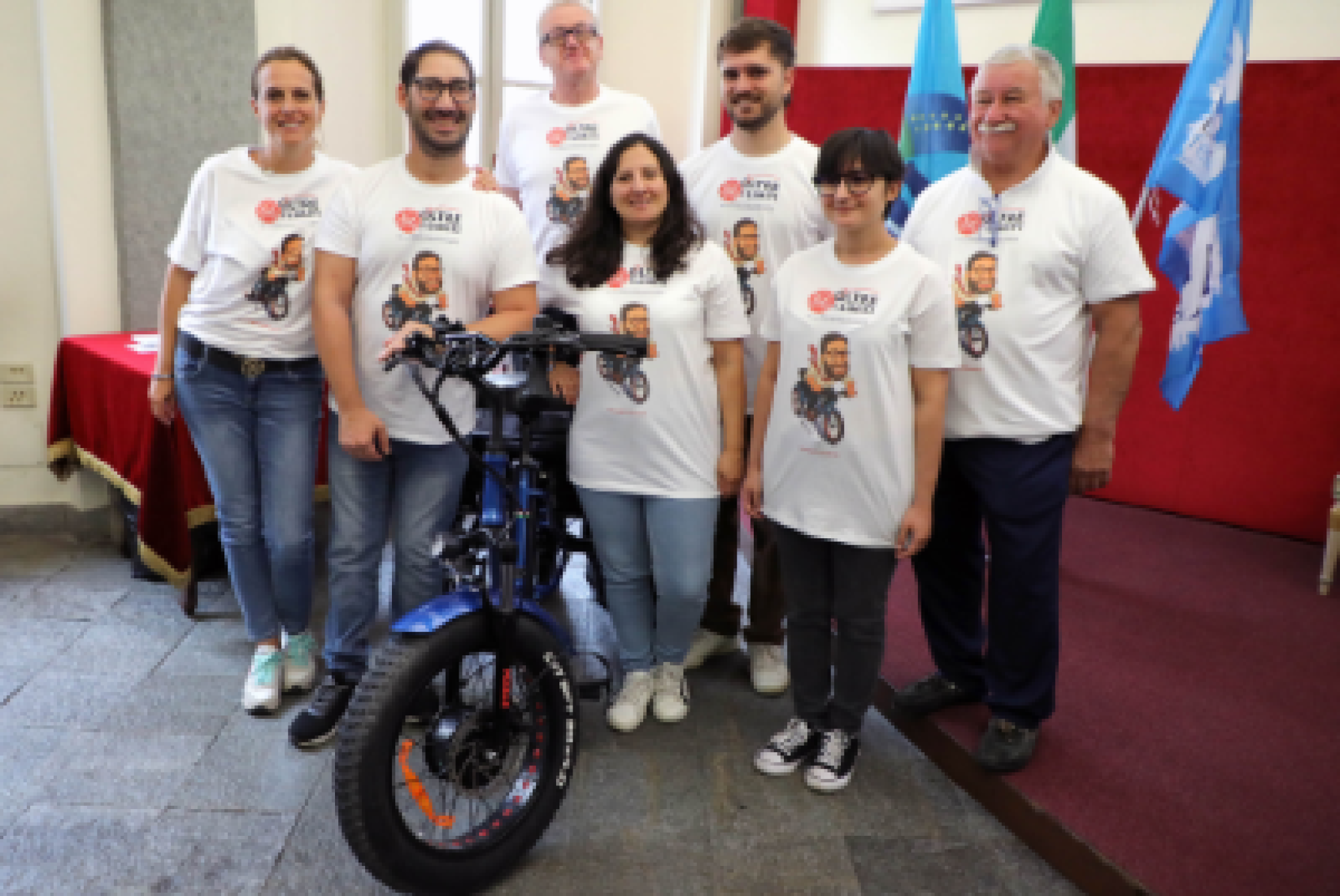 Angelo Catanzaro (secondo da sinistra) con il team di "Oltre i Limiti", durante l'incontro di presentazione del progetto