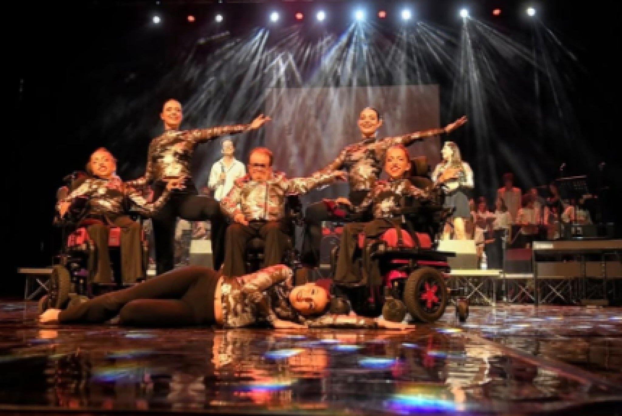Uno dei momenti di maggiore impatto scenico di "Oltre il sipario, il cuore" (foto di Mario Piombo)