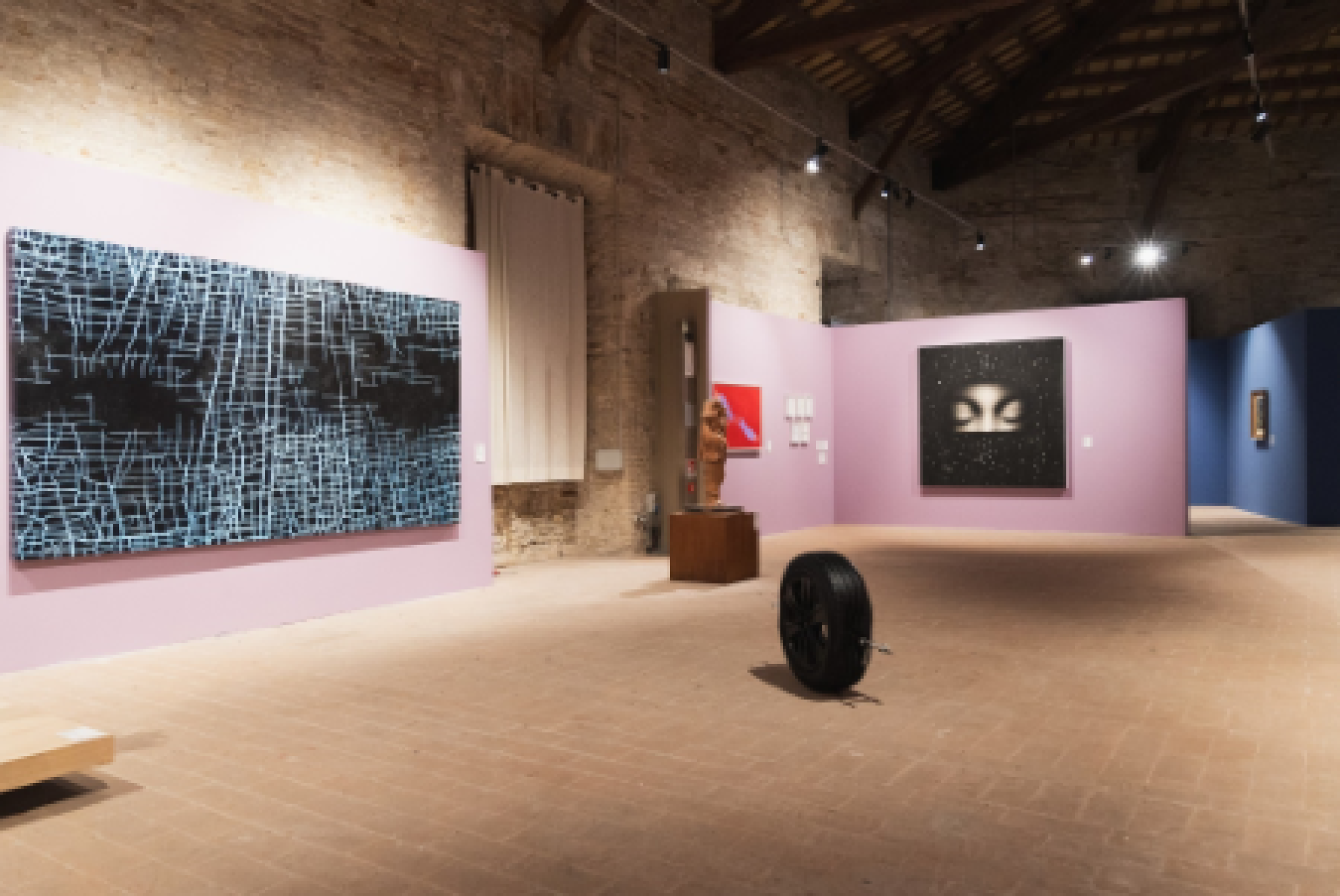 Una delle sale della mostra "Erratica" alla Mole Vanvitelliana di Ancona, che sarà coinvolta nelle iniziative dei prossimi giorni proposte dal Museo Omero