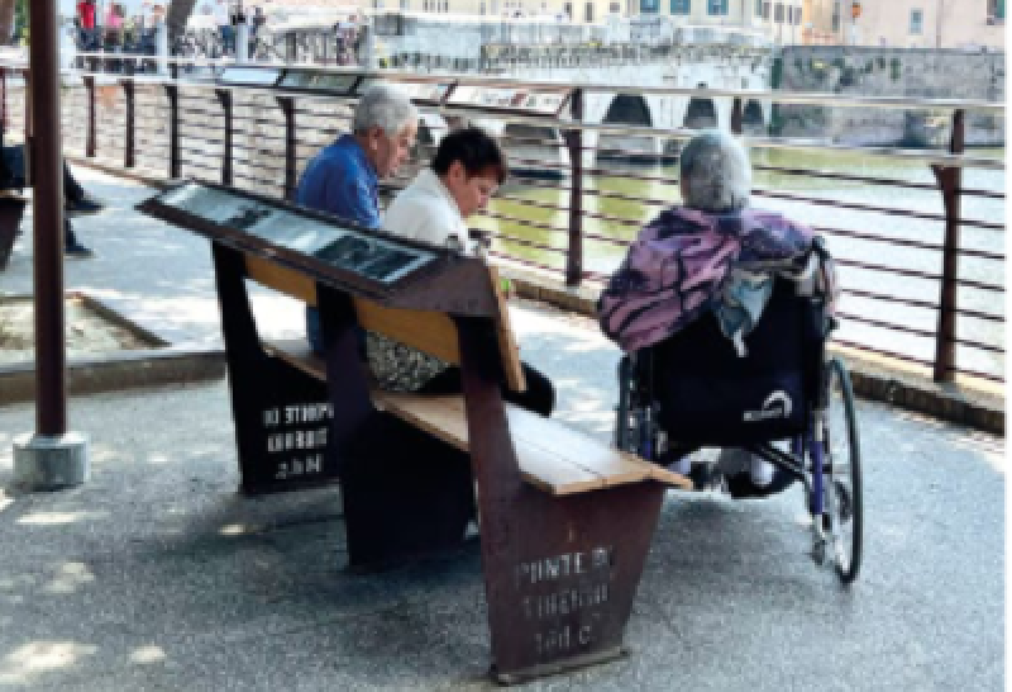 «Il modo più comune di vivere uno spazio di sosta per le persone in sedie a rotelle è quello di affiancarsi alle panchine in
modo da poter avere un facile contatto visivo e uditivo con chi sta utilizzando la panchina, senza rotazioni del busto» (V. Tatano, 2023)