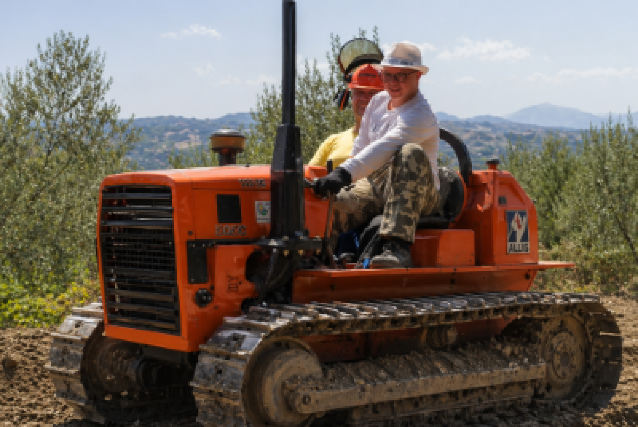 Paolo, che vuole dare vita a un agriturismo con camere e ristorante, qui alla guida di un mezzo agricolo