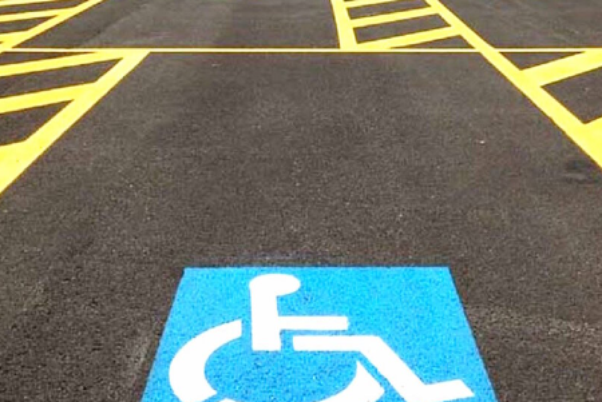 Con le modifiche al Codice della Strada, sono state tra l'altro anche inasprite le sanzioni previste per la sosta e la fermata negli spazi riservati ai veicoli per persone con disabilità
