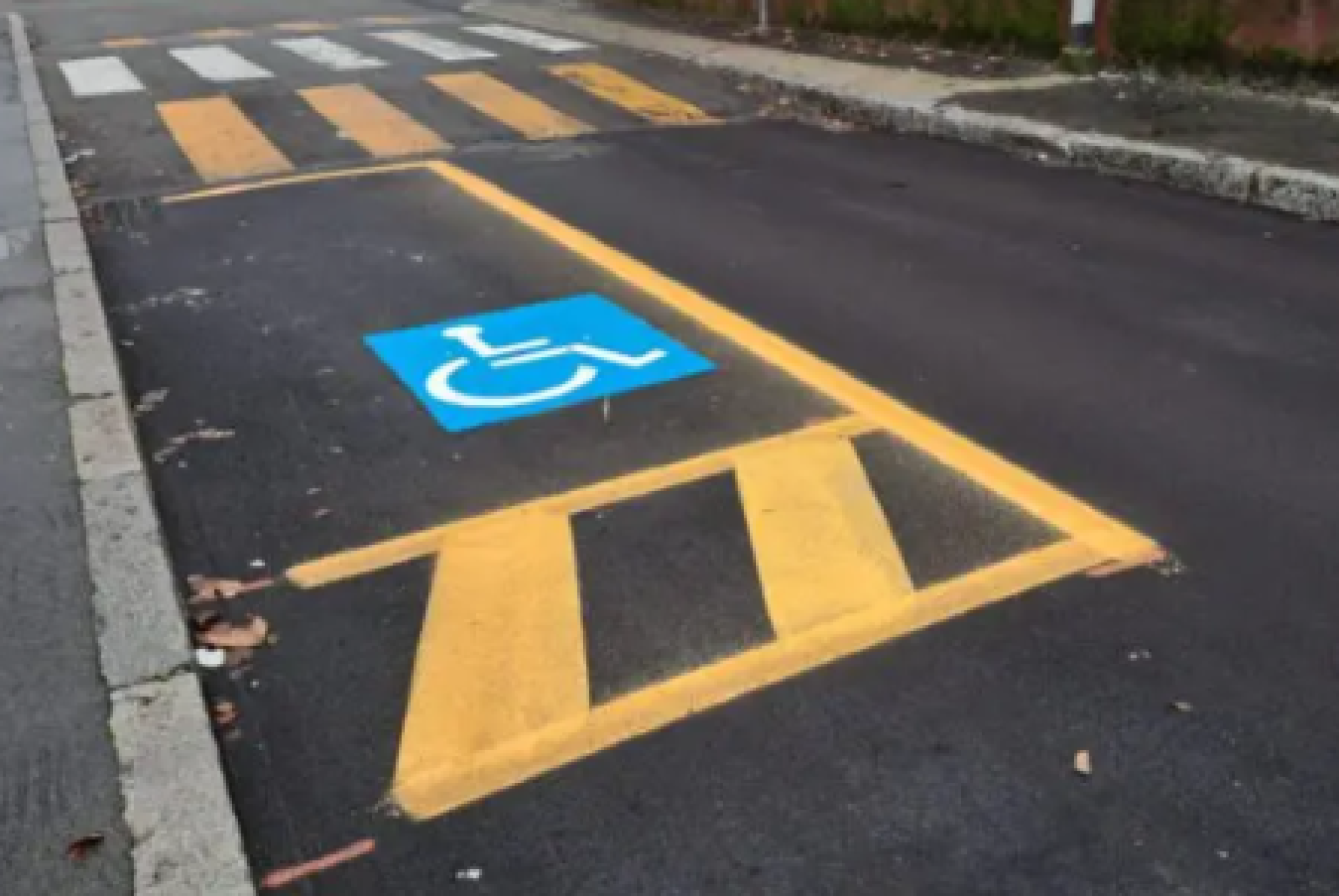 Soste e parcheggi per persone con disabilità: una materia sempre al centro di controversie
