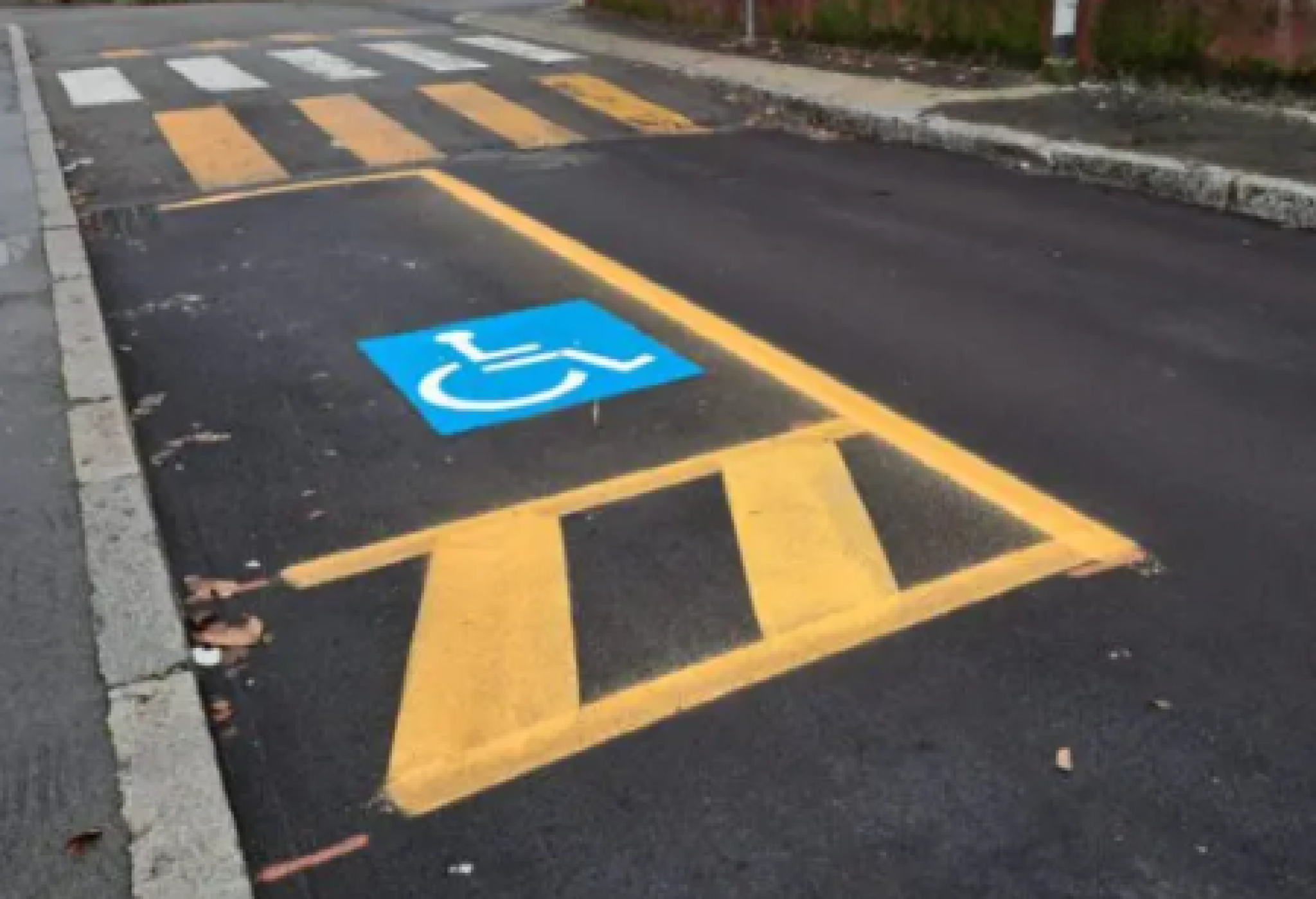 Soste e parcheggi per persone con disabilità: una materia sempre al centro di controversie