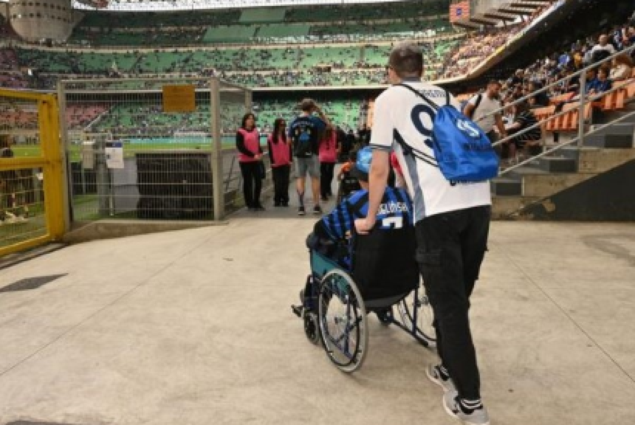 Una persona con disabilità allo stadio di San Siro, insieme al suo accompagnatore, in occasione di una partita dell'Inter