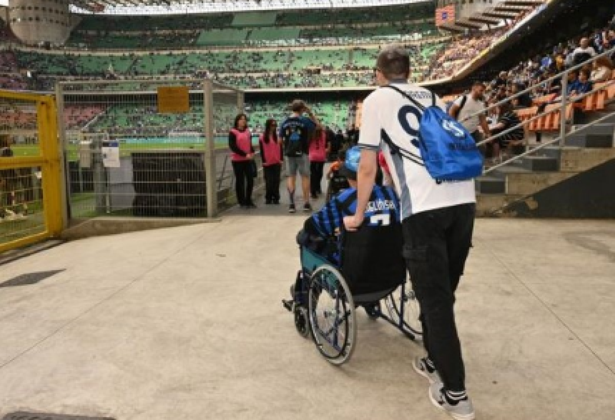 Una persona con disabilità allo stadio di San Siro, insieme al suo accompagnatore, in occasione di una partita dell'Inter