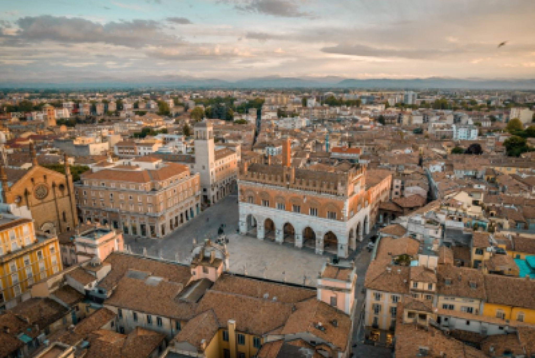 Un'immagine panoramica della città di Piacenza