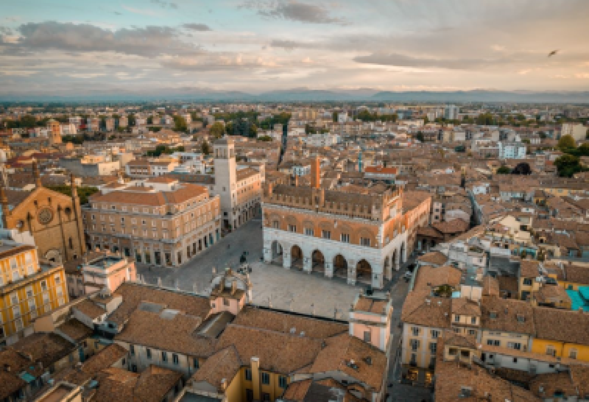 Un'immagine panoramica della città di Piacenza