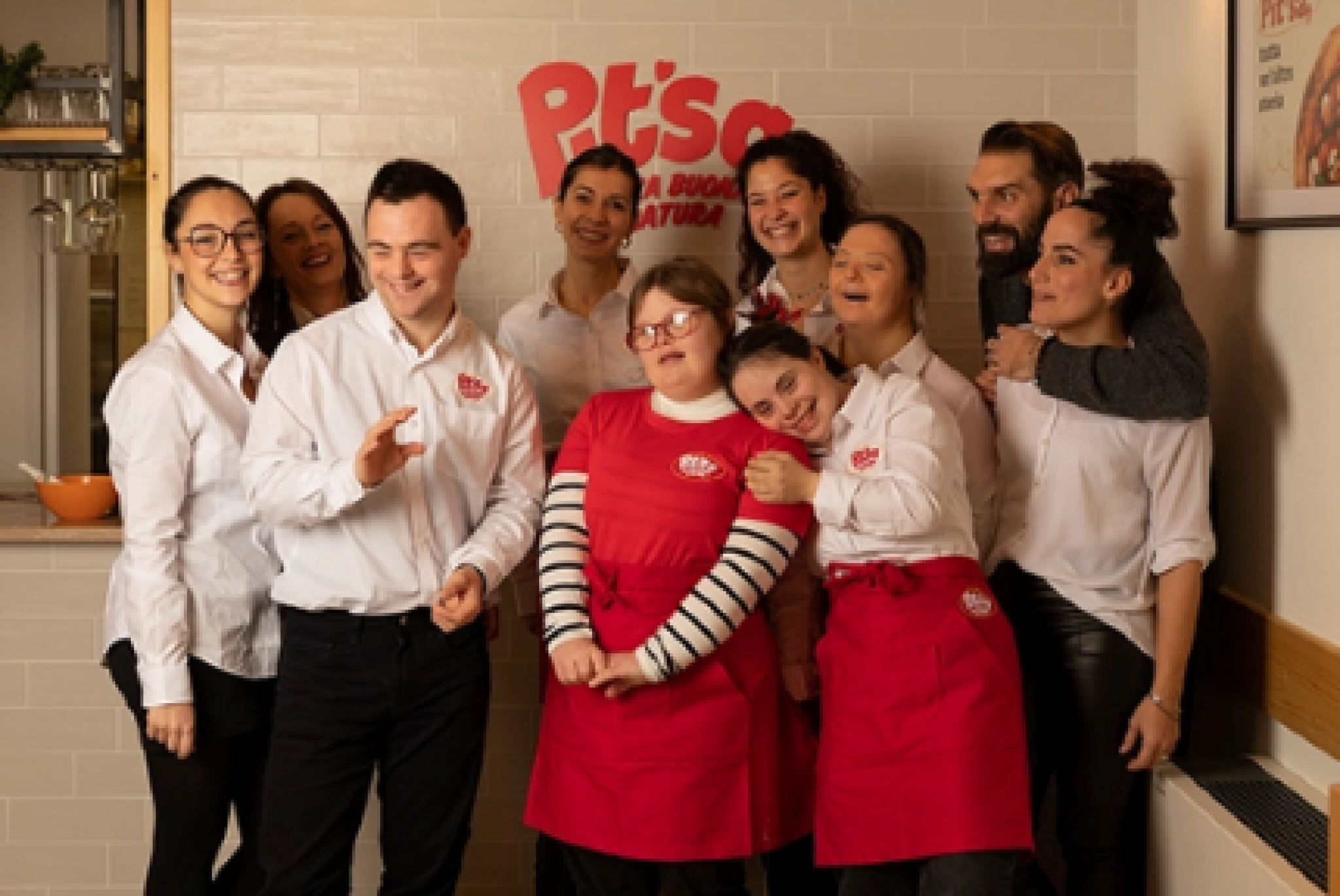 Un gruppo di componenti dello staff di "Pit'sa"