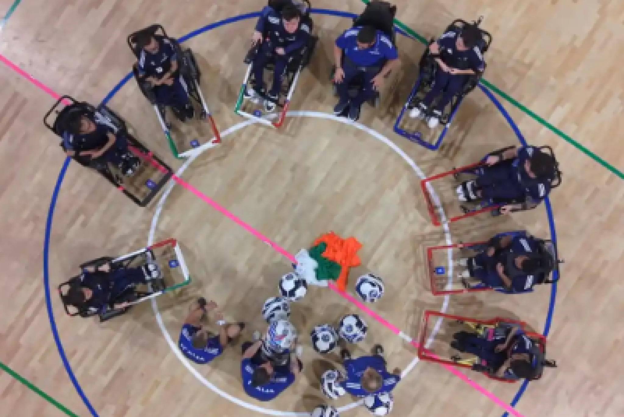 Un'immagine dall'alto della Nazionale Italiana di powerchair football (calcio in carrozzina elettronica)