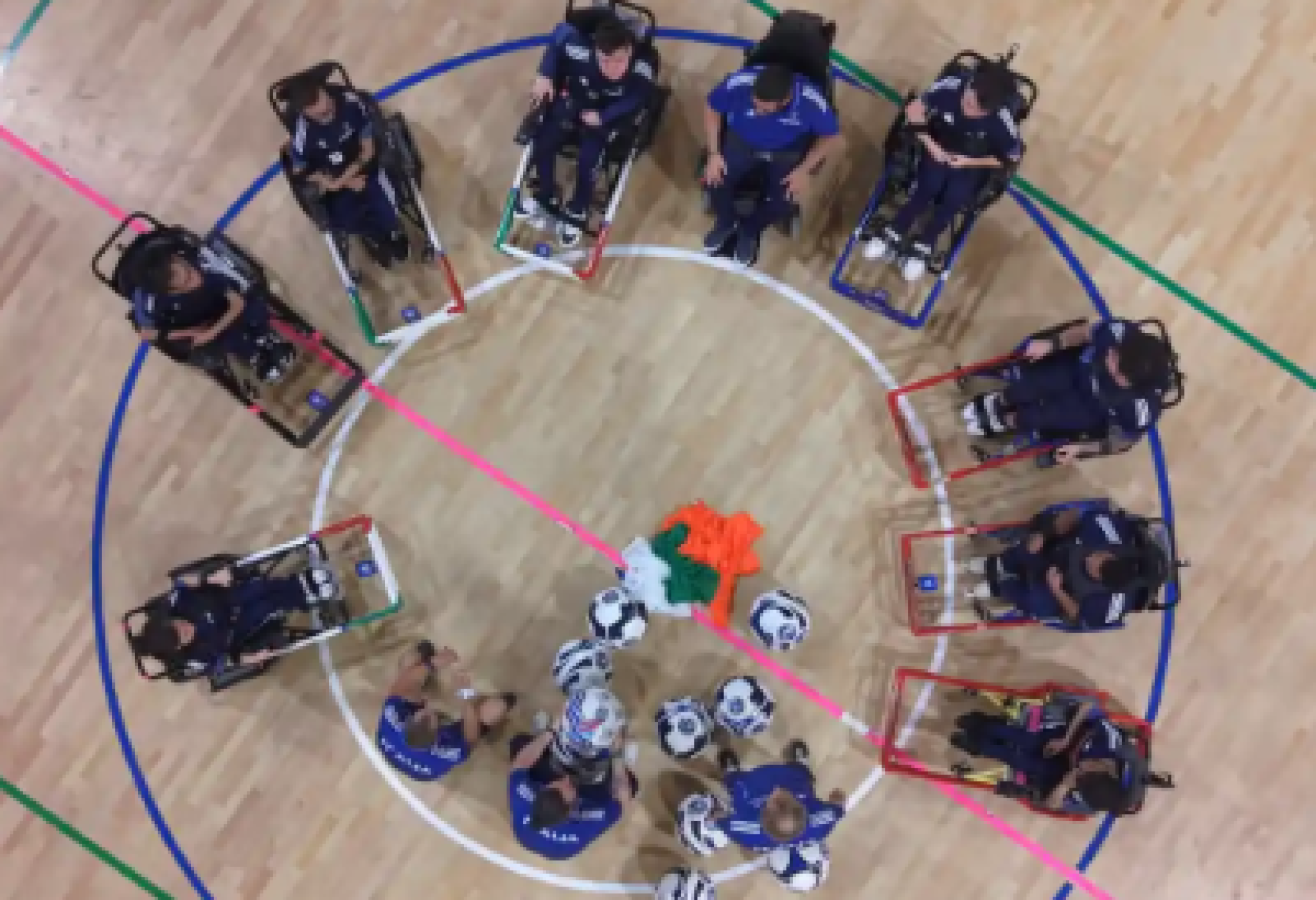 Un'immagine dall'alto della Nazionale Italiana di powerchair football (calcio in carrozzina elettronica)