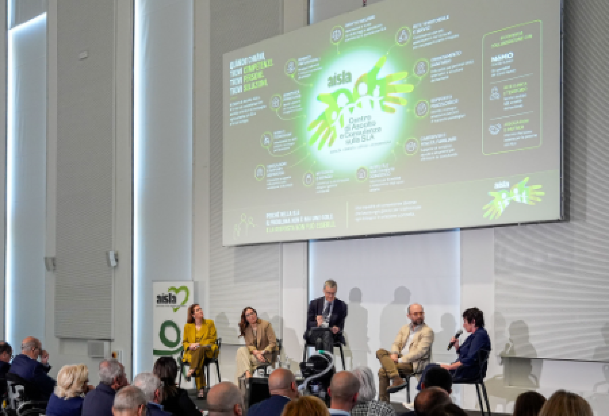 Un momento della presentazione a Milano del progetto "Ovunque Vicini"