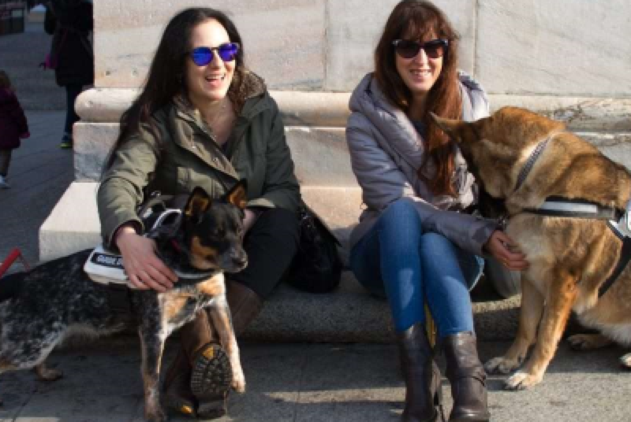 Laura Raffaeli e Simona Zanella, presidente e vicepresidente di Blindsight Project, con i rispettivi cani guida