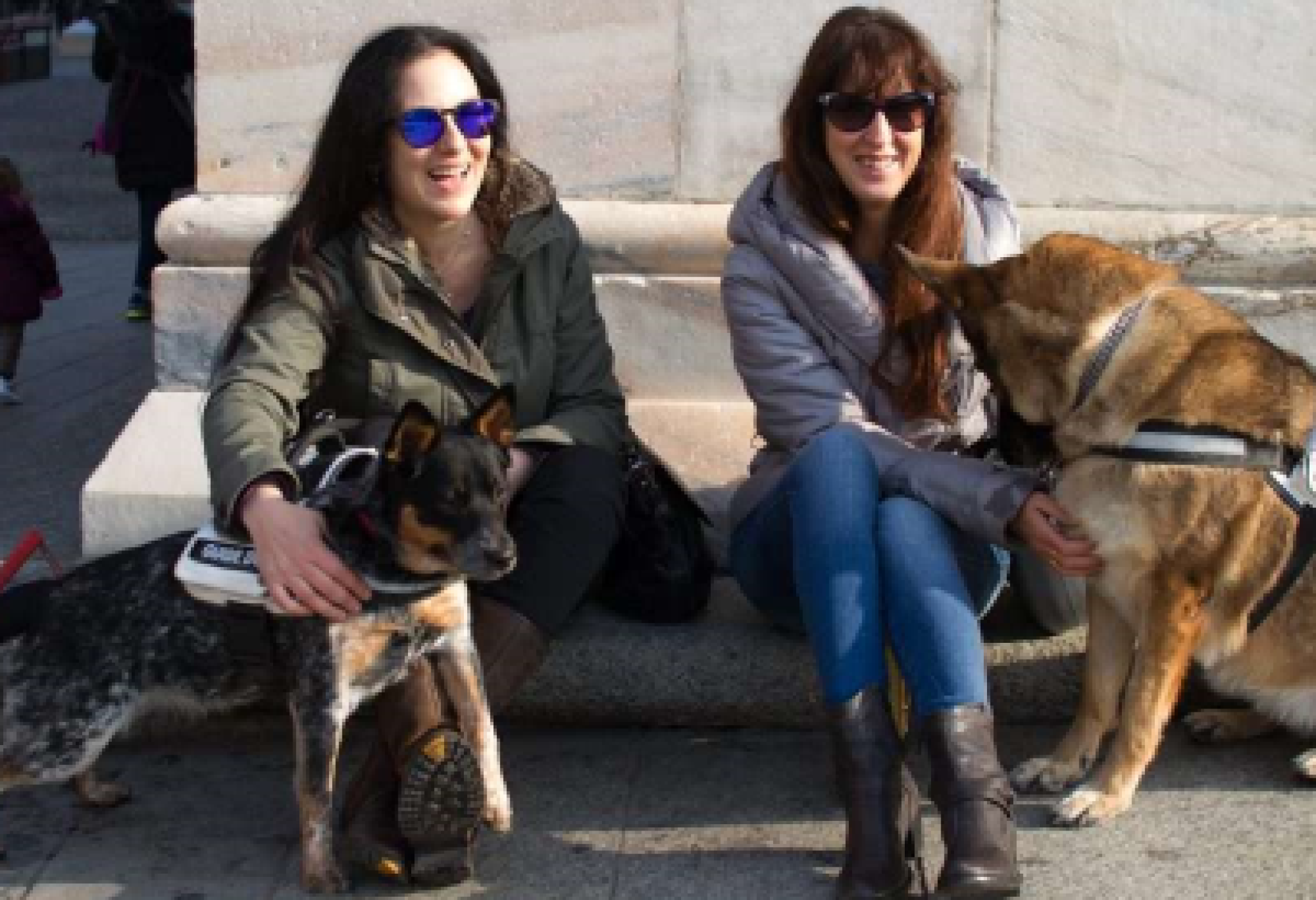 Laura Raffaeli e Simona Zanella, presidente e vicepresidente di Blindsight Project, con i rispettivi cani guida