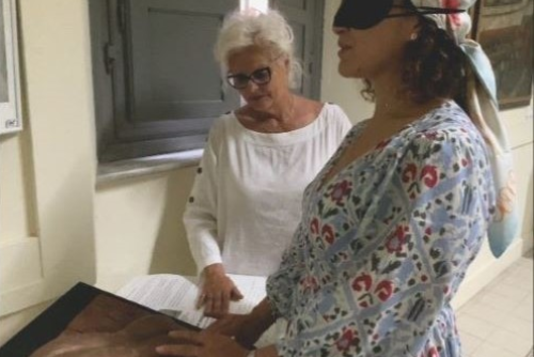 La conduttrice radiofonica e personaggio televisivo Rajae Bezzaz alle prese con l'esame tattile di un'opera, affiancata da Elena Martinelli, presidente della Fondazione Catarsini