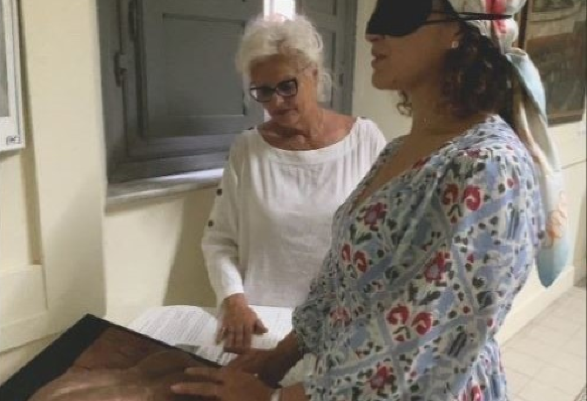 La conduttrice radiofonica e personaggio televisivo Rajae Bezzaz alle prese con l'esame tattile di un'opera, affiancata da Elena Martinelli, presidente della Fondazione Catarsini