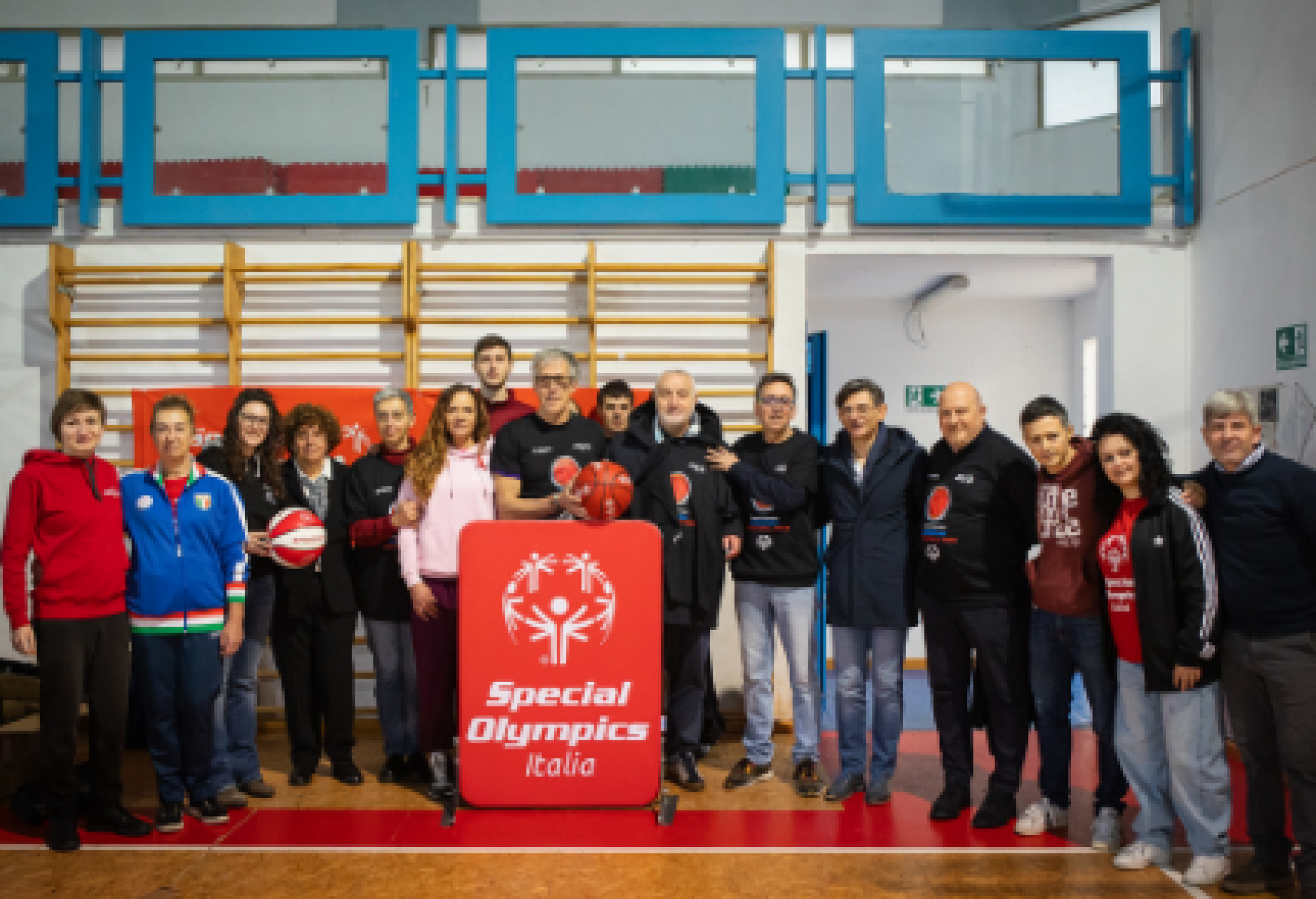 Foto di gruppo per la presentazione a Rieti degli eventi italiani della ventiduesima "Special Olympics European Basketball Week"
