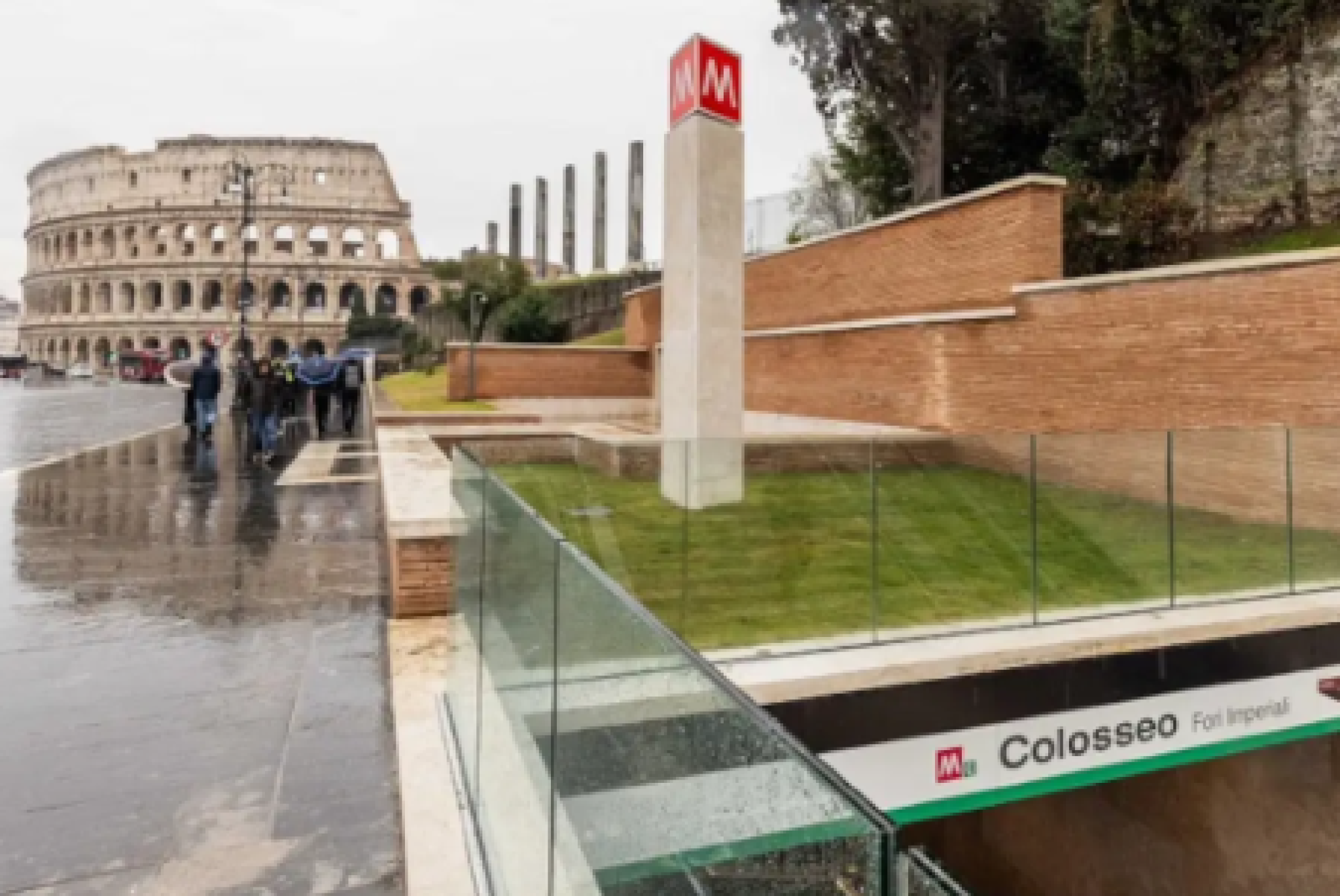 L'ingresso alla Stazione Colosseo-Fori Imperiali della metro C di Roma