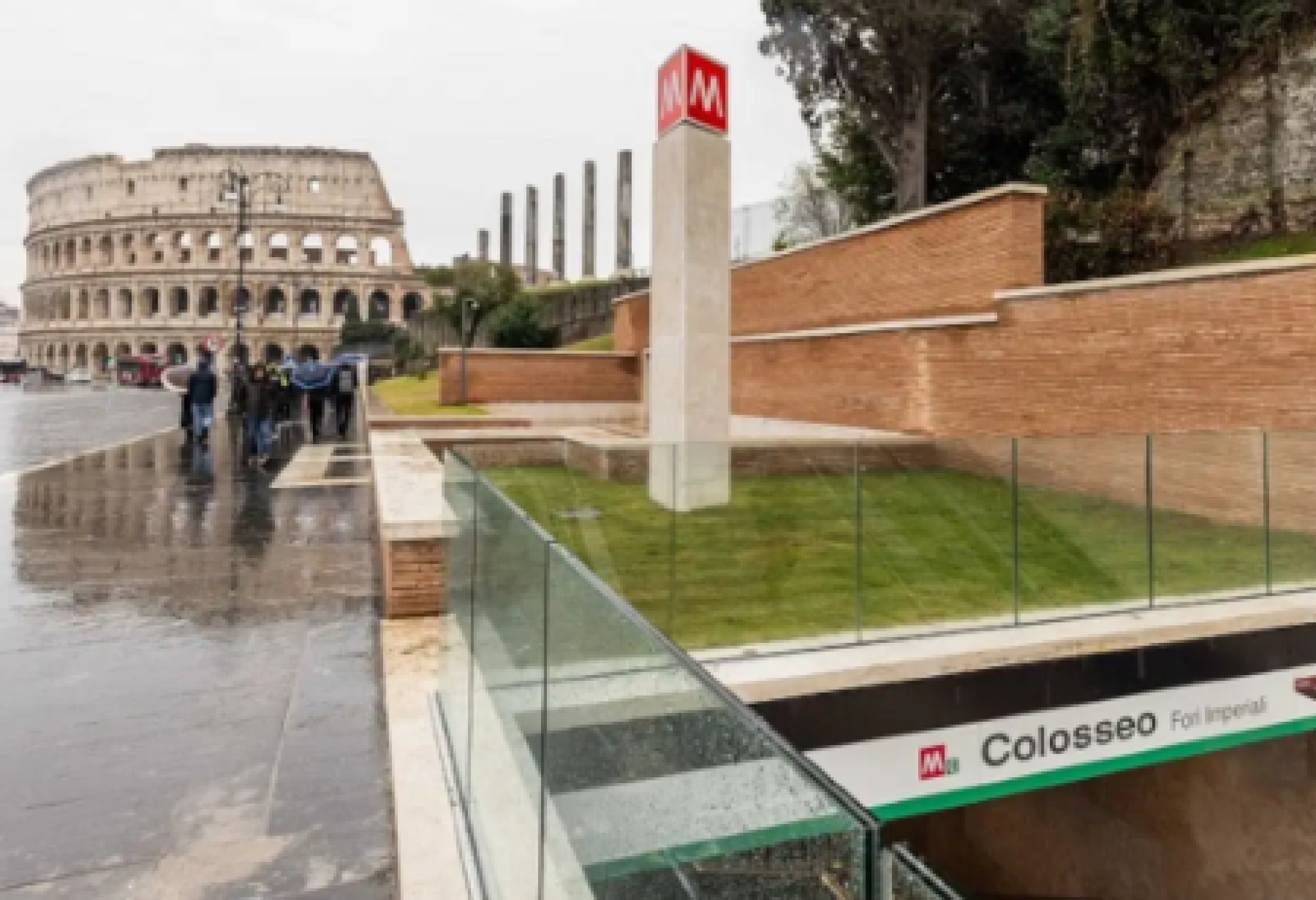 L'ingresso alla Stazione Colosseo-Fori Imperiali della metro C di Roma