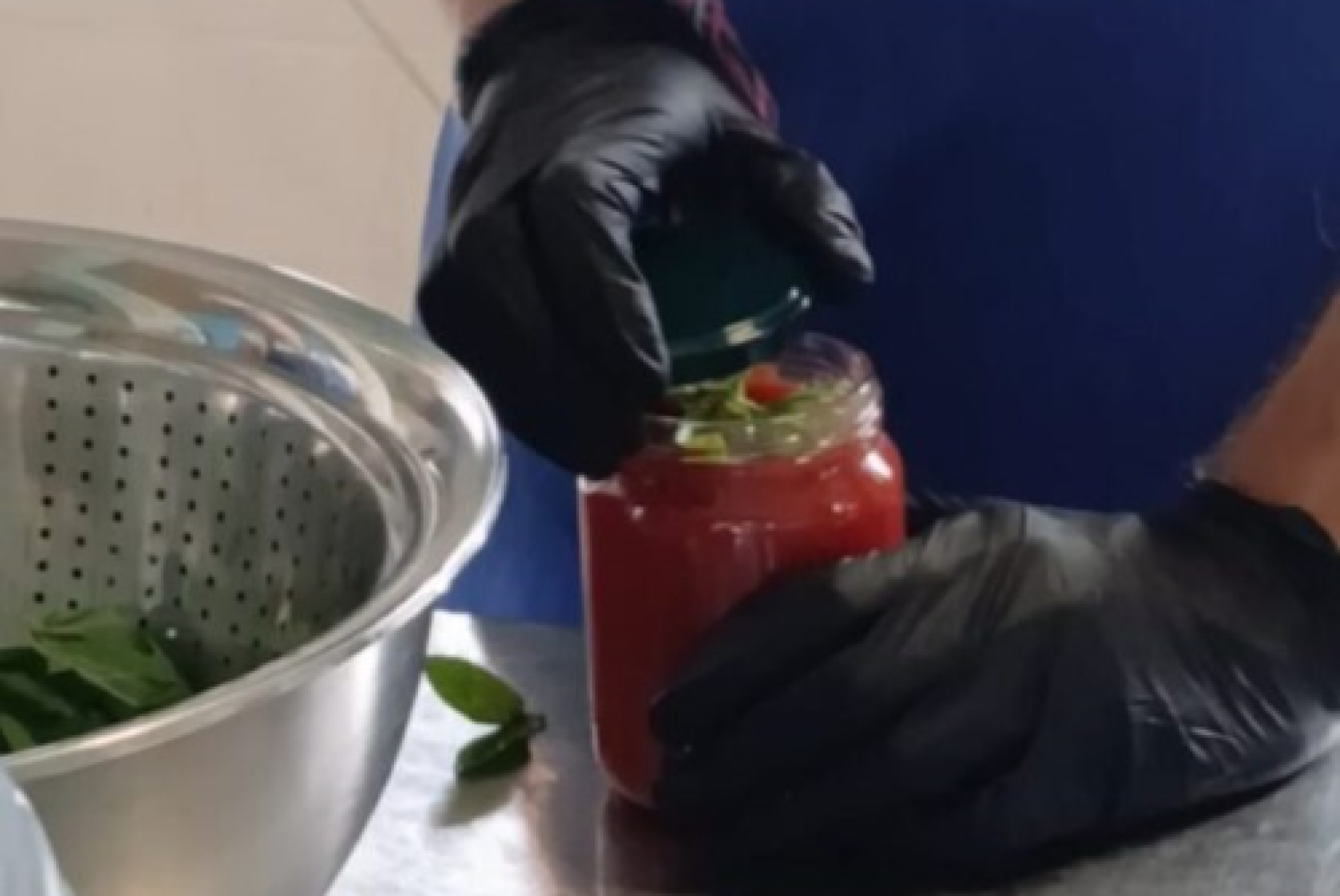 Le mani di Fabrizio che chiudono il barattolo di pomodoro