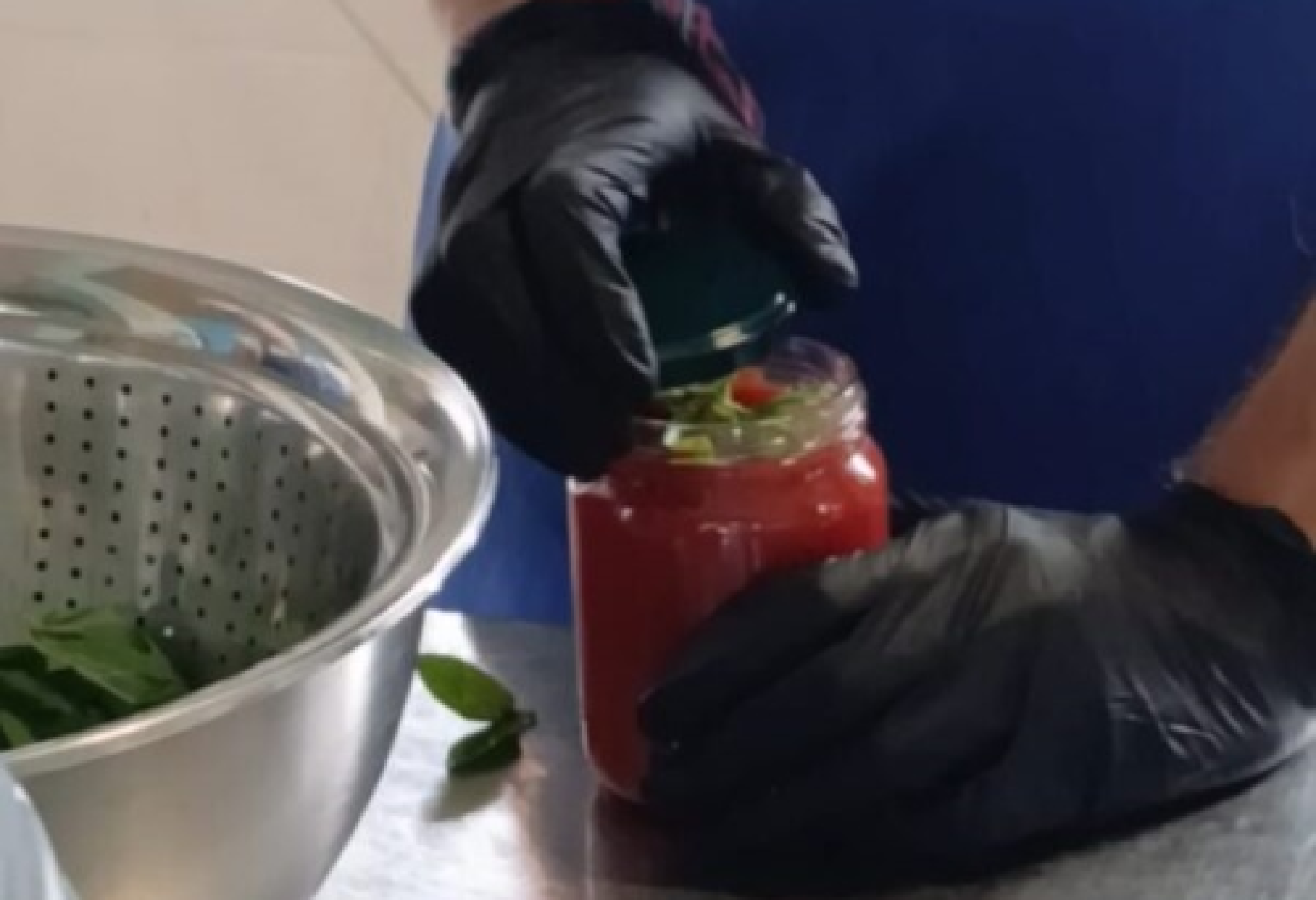 Le mani di Fabrizio che chiudono il barattolo di pomodoro