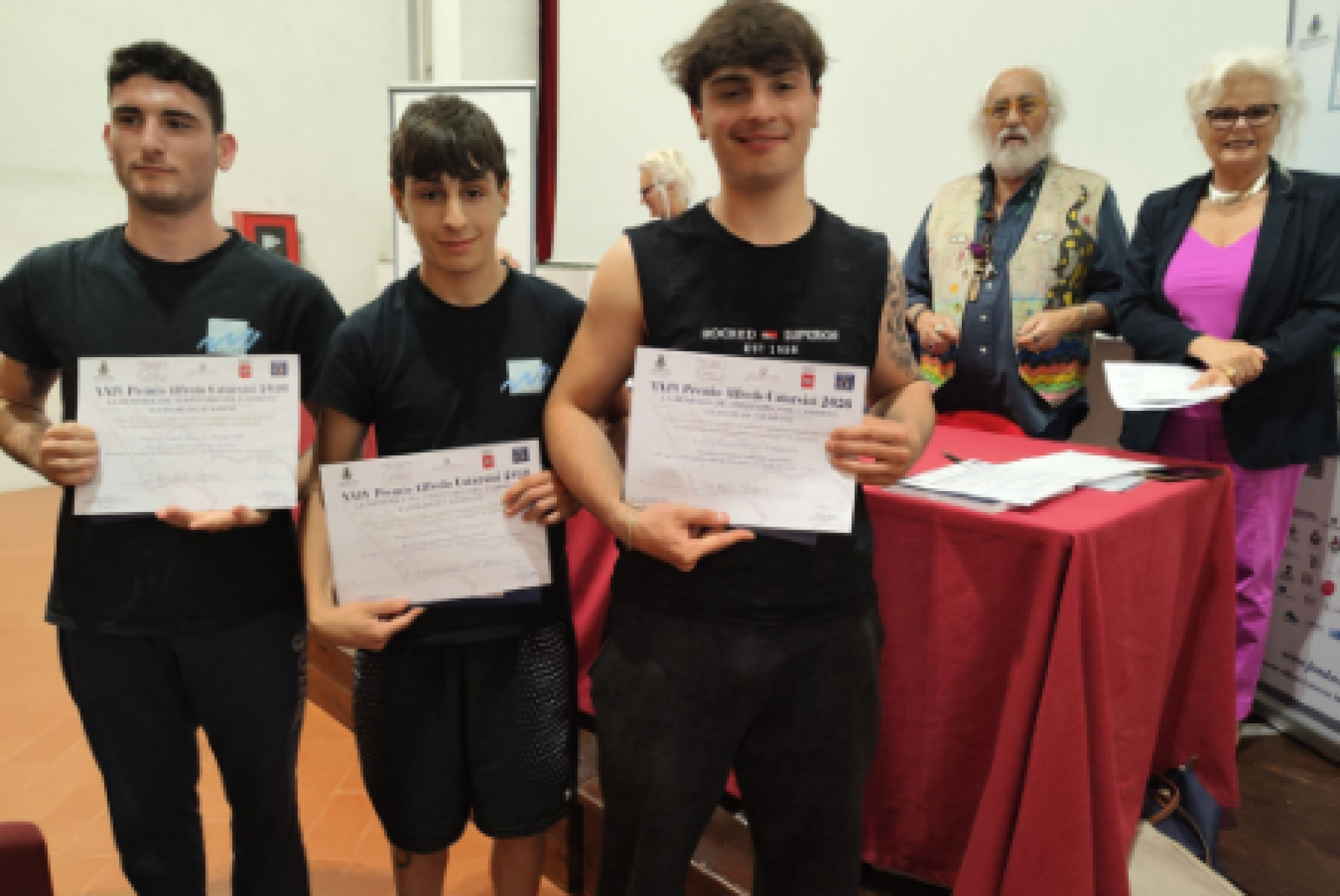 Da sinistra gli studenti Damiano Rossi, Alessandro Capurso e Thomas Bartelloni, che insieme a Lapo Evangelisti hanno vinto il "XXIV Premio Catarsini" per opere tattili, reinterpretando, in marmo statuario, l’opera di Catarsini "Cave di marmo"