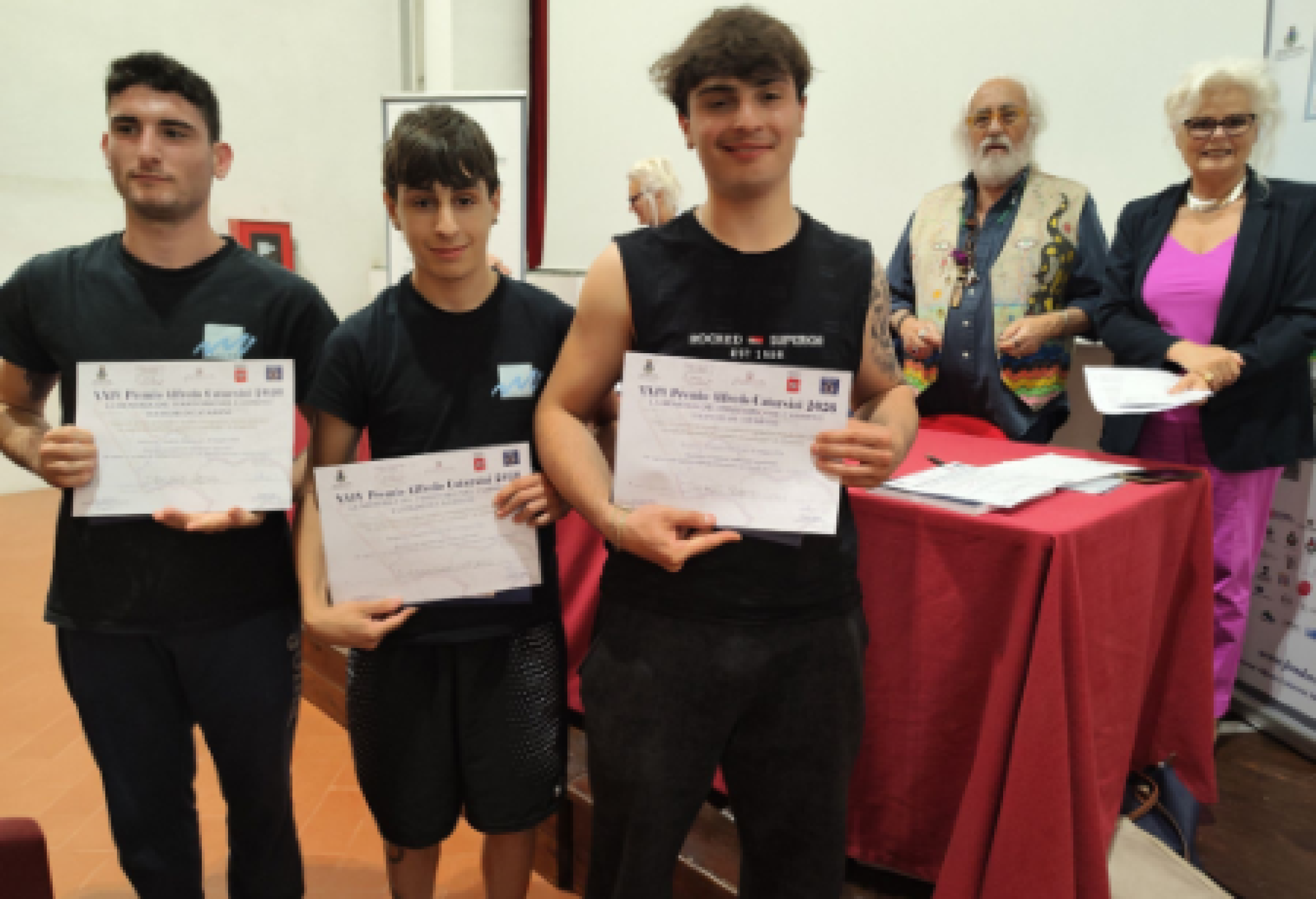 Da sinistra gli studenti Damiano Rossi, Alessandro Capurso e Thomas Bartelloni, che insieme a Lapo Evangelisti hanno vinto il "XXIV Premio Catarsini" per opere tattili, reinterpretando, in marmo statuario, l’opera di Catarsini "Cave di marmo"