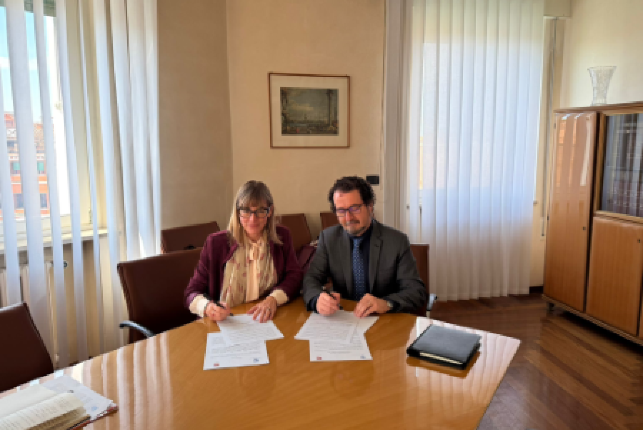 La presidente dell'AISM Veneto Gaia Rovati e il direttore dell'INPS Veneto Filippo Pagano sottoscrivono il Protocollo d'Intesa