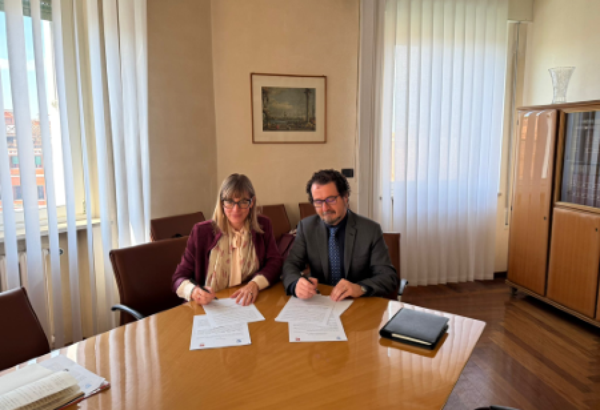 La presidente dell'AISM Veneto Gaia Rovati e il direttore dell'INPS Veneto Filippo Pagano sottoscrivono il Protocollo d'Intesa