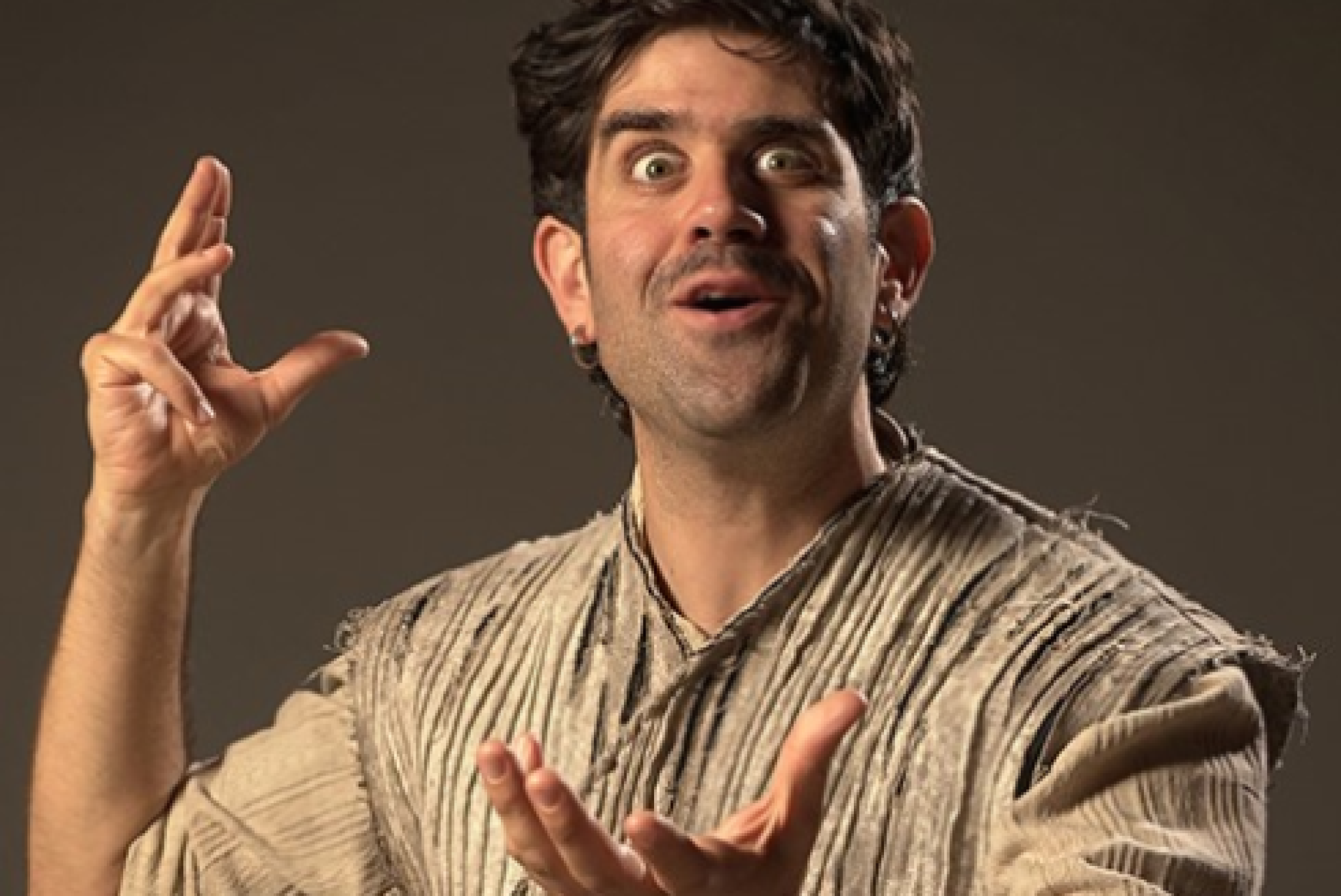 L'attore Matthias Martelli durante una rappresentazione di "Lu Santo Jullàre Françesco" (immagine fornita da Teatro Stabile di Torino)