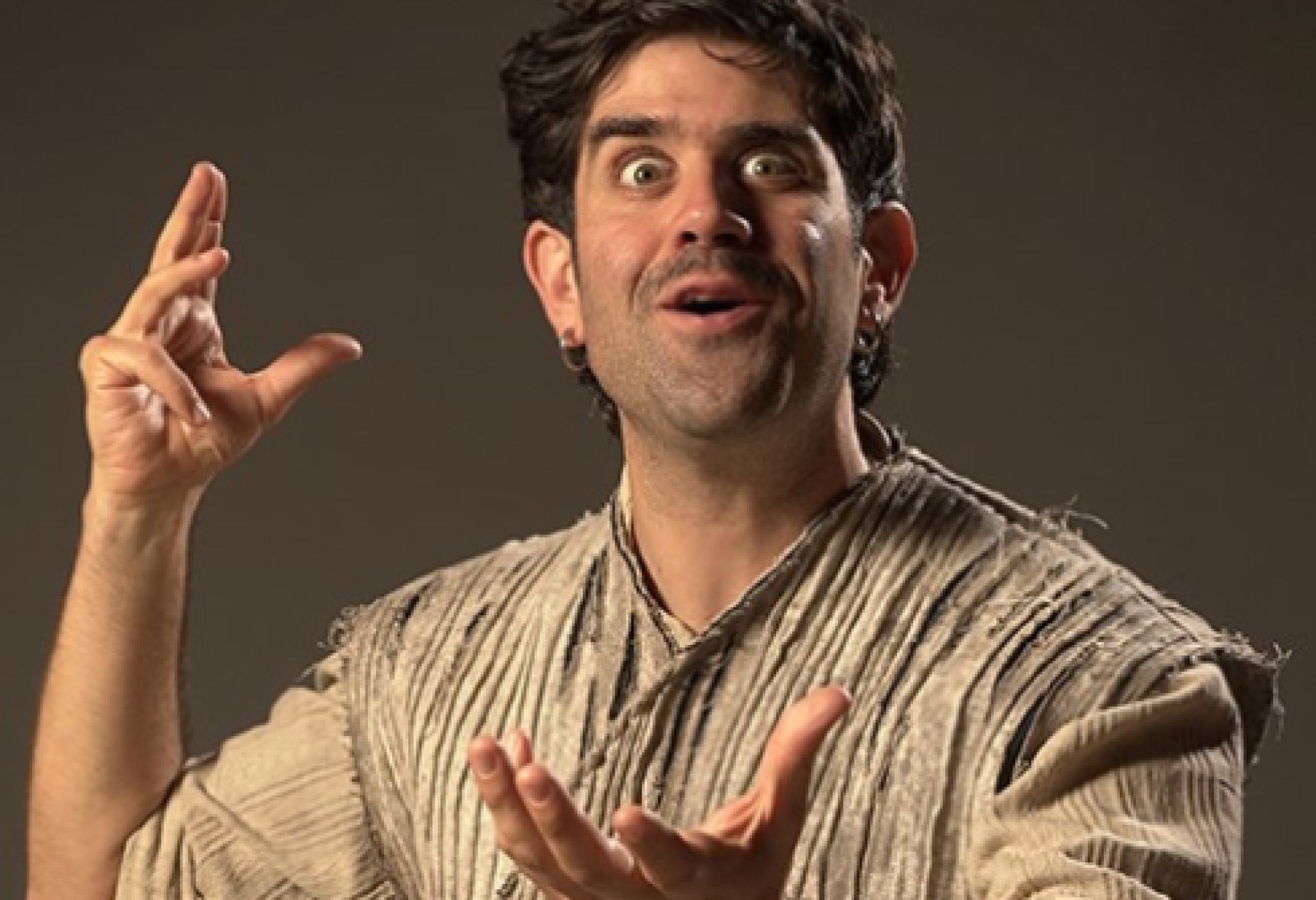 L'attore Matthias Martelli durante una rappresentazione di "Lu Santo Jullàre Françesco" (immagine fornita da Teatro Stabile di Torino)