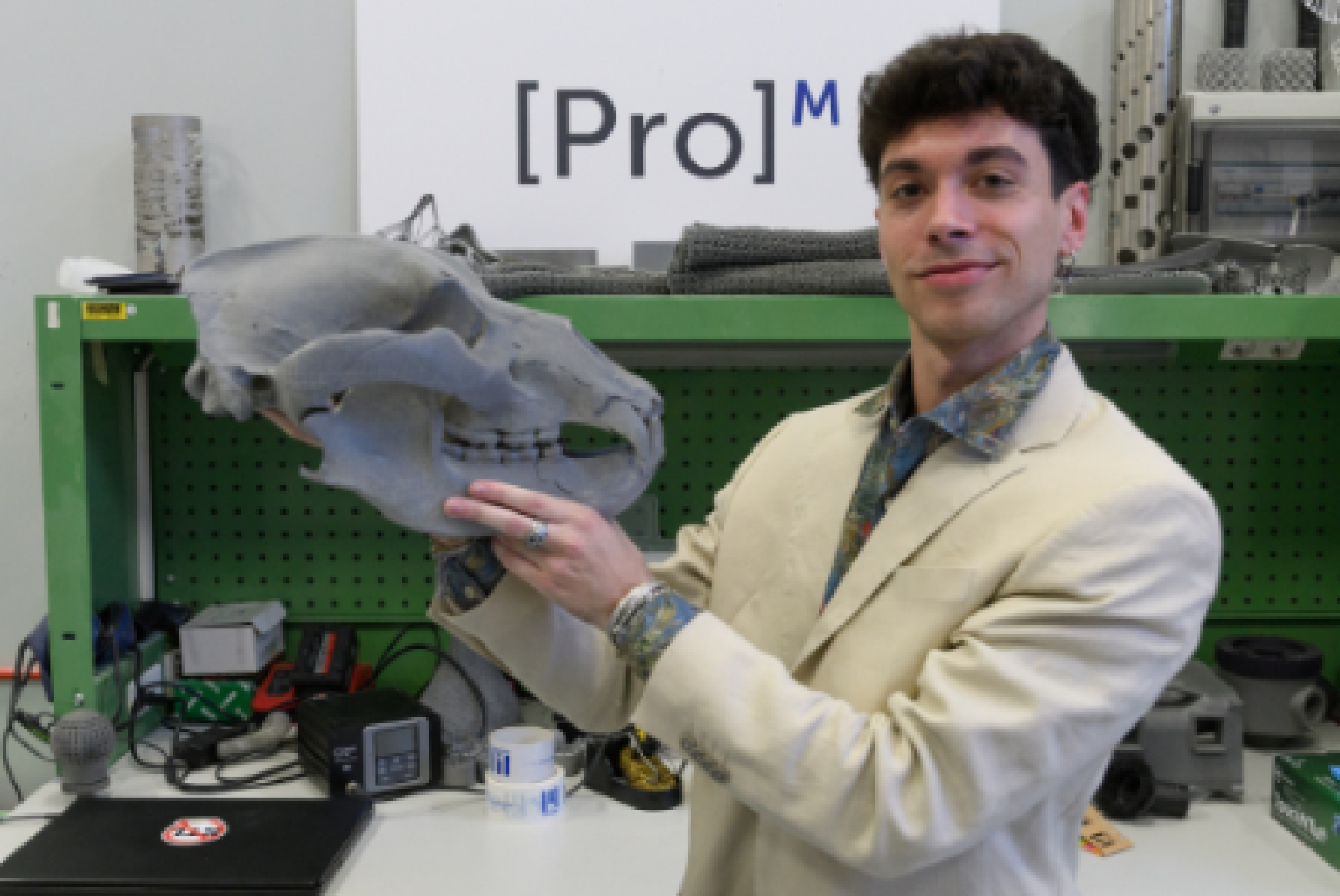 Andrea Sarttori con il teschio dell'orso delle caverne riprodotto in 3D