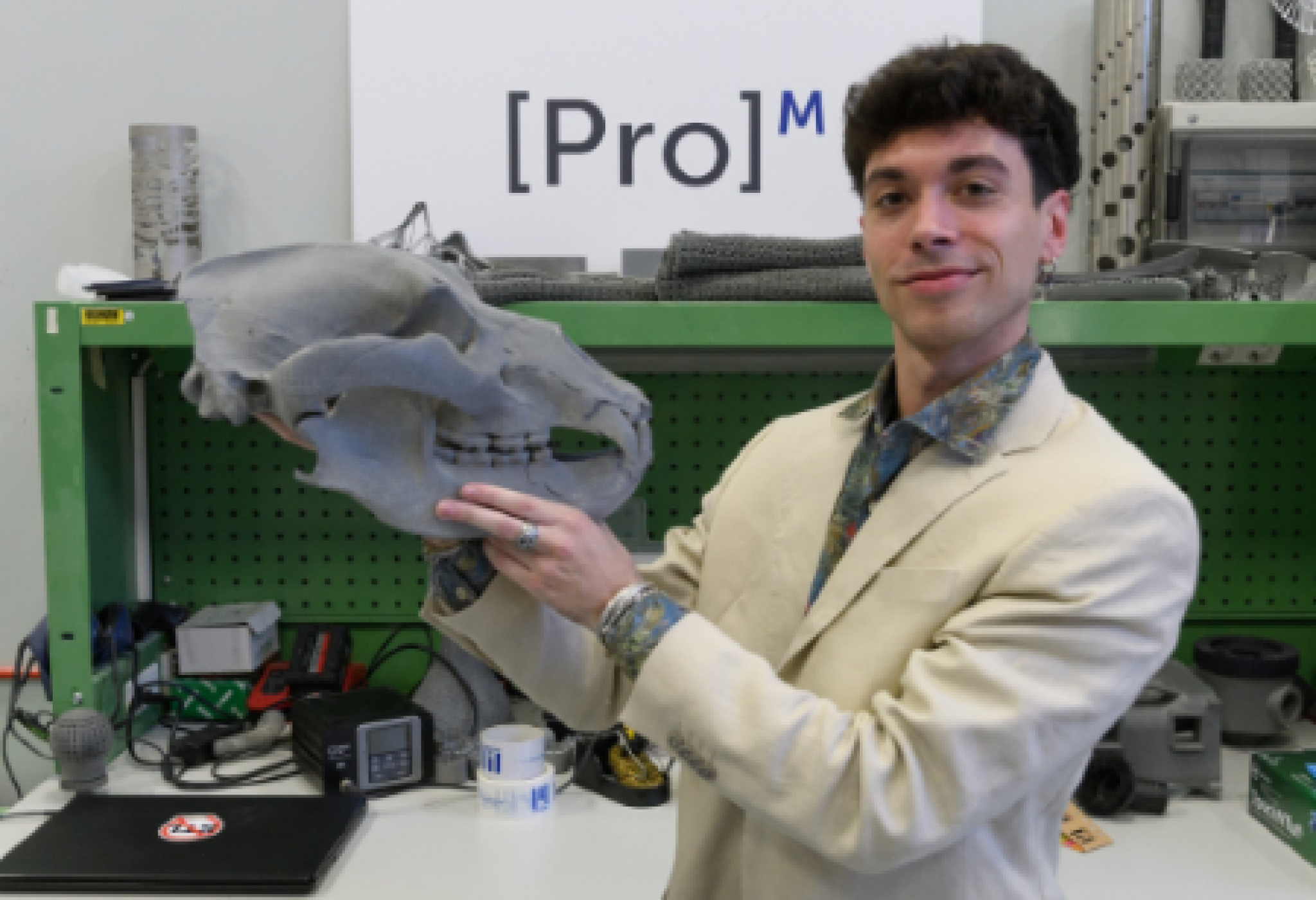 Andrea Sarttori con il teschio dell'orso delle caverne riprodotto in 3D