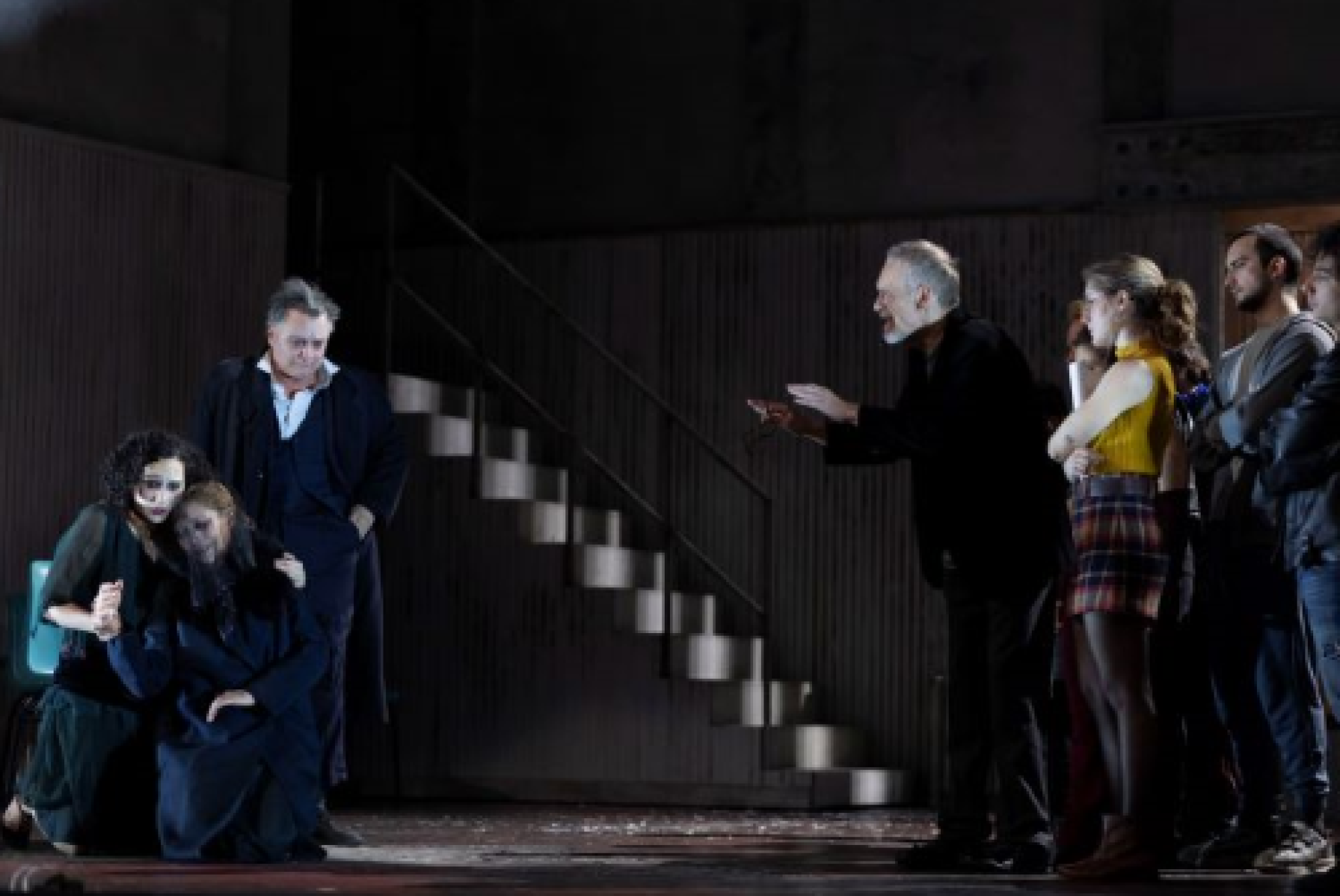 Una scena dei "Sei Personaggi in cerca d'autore", diretti da Valerio Binasco (foto di Virginia Mingolla)