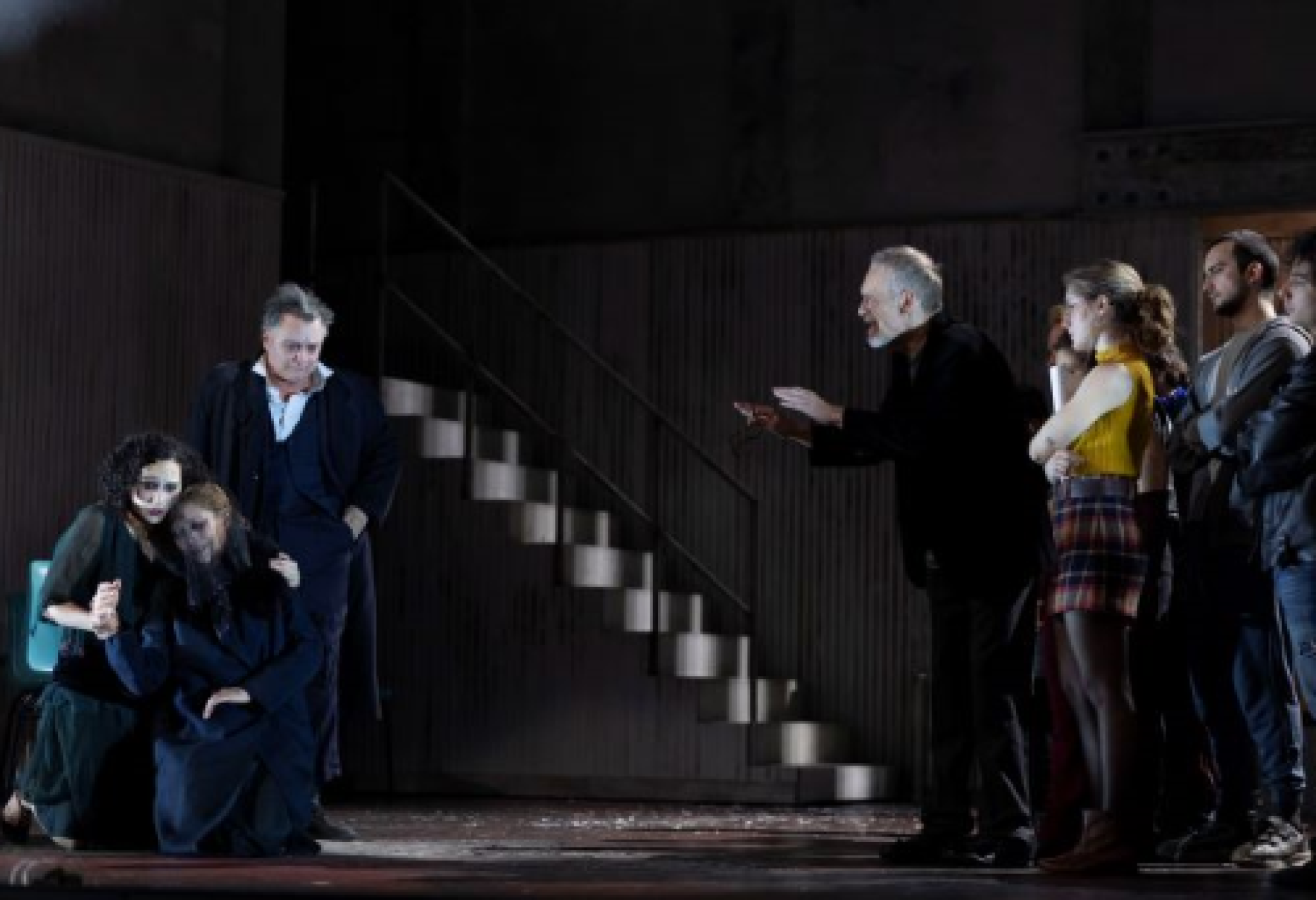 Una scena dei "Sei Personaggi in cerca d'autore", diretti da Valerio Binasco (foto di Virginia Mingolla)
