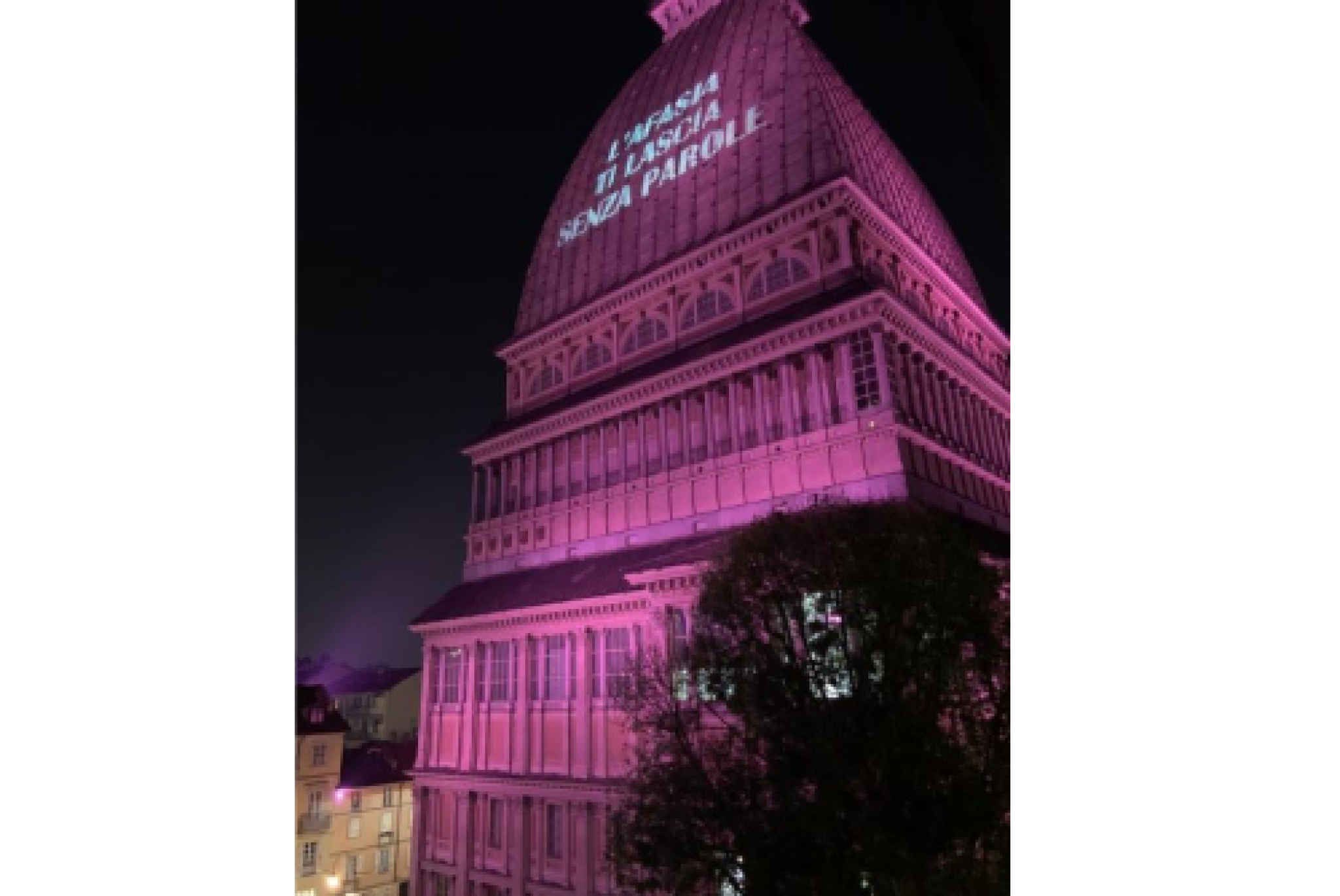 La Mole Antonelliana di Torino illuminata di viola (colore simbolo dell'afasia) e con la scritta "L'afasia ti lascia senza parole", in occasione di una delle precedenti edizioni della Settimana dedicata alla sensibilizzazione sull'afasia
