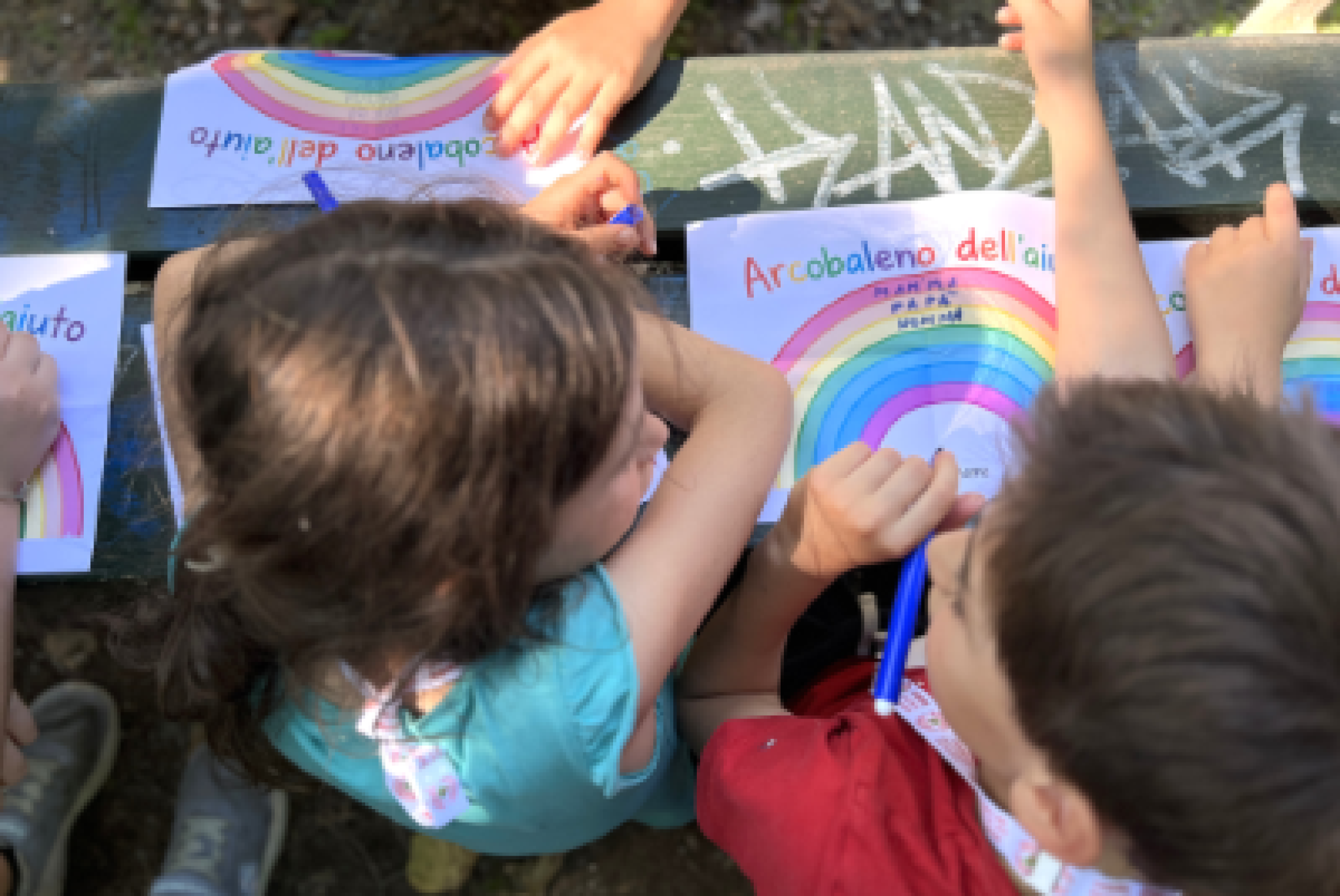 Una bambina e un bambino durante il "Siblings Day" della Fondazione Paideia di Torino