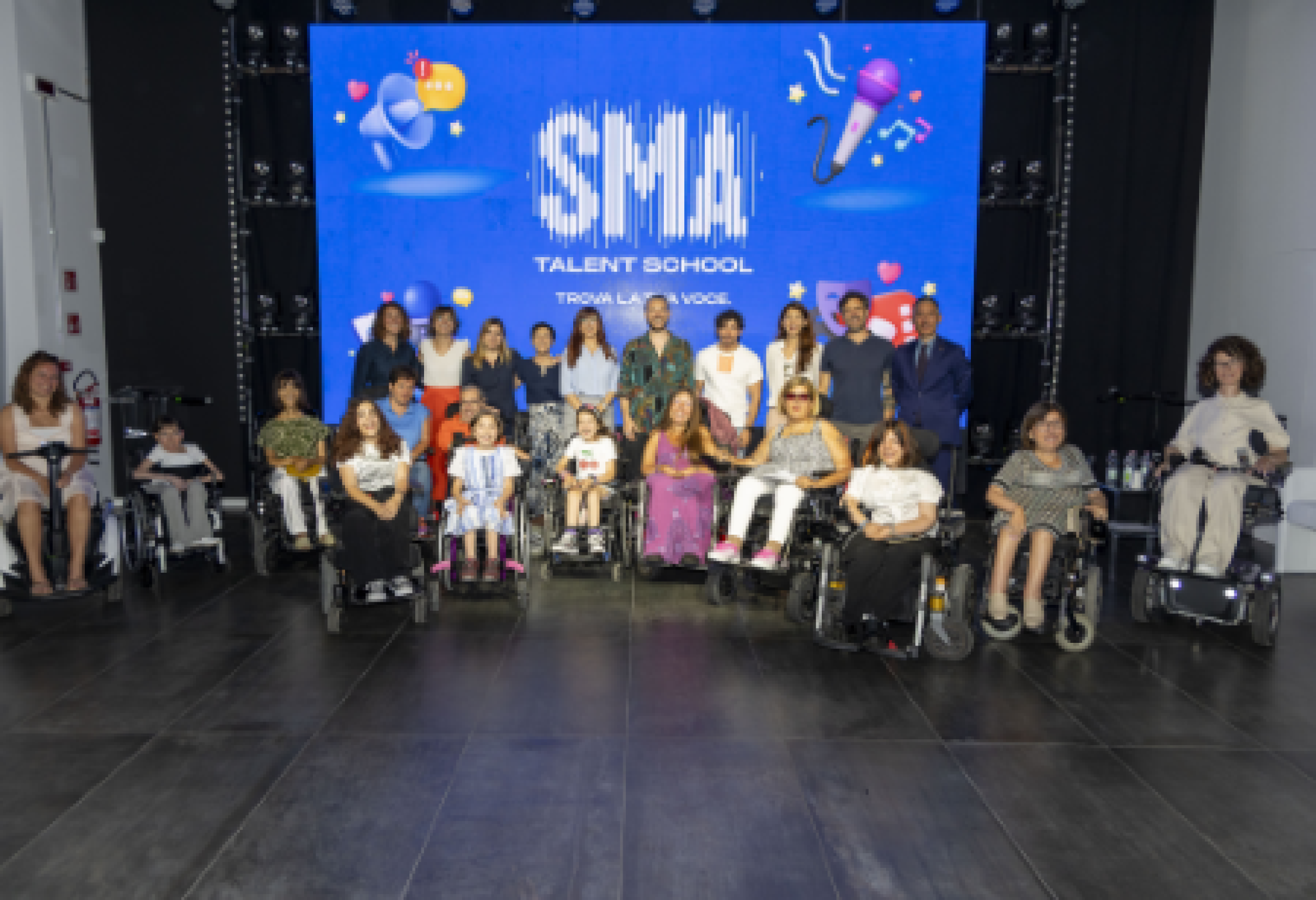 Foto di gruppo per l'evento conclusivo della prima edizione di "SMA Talent School"