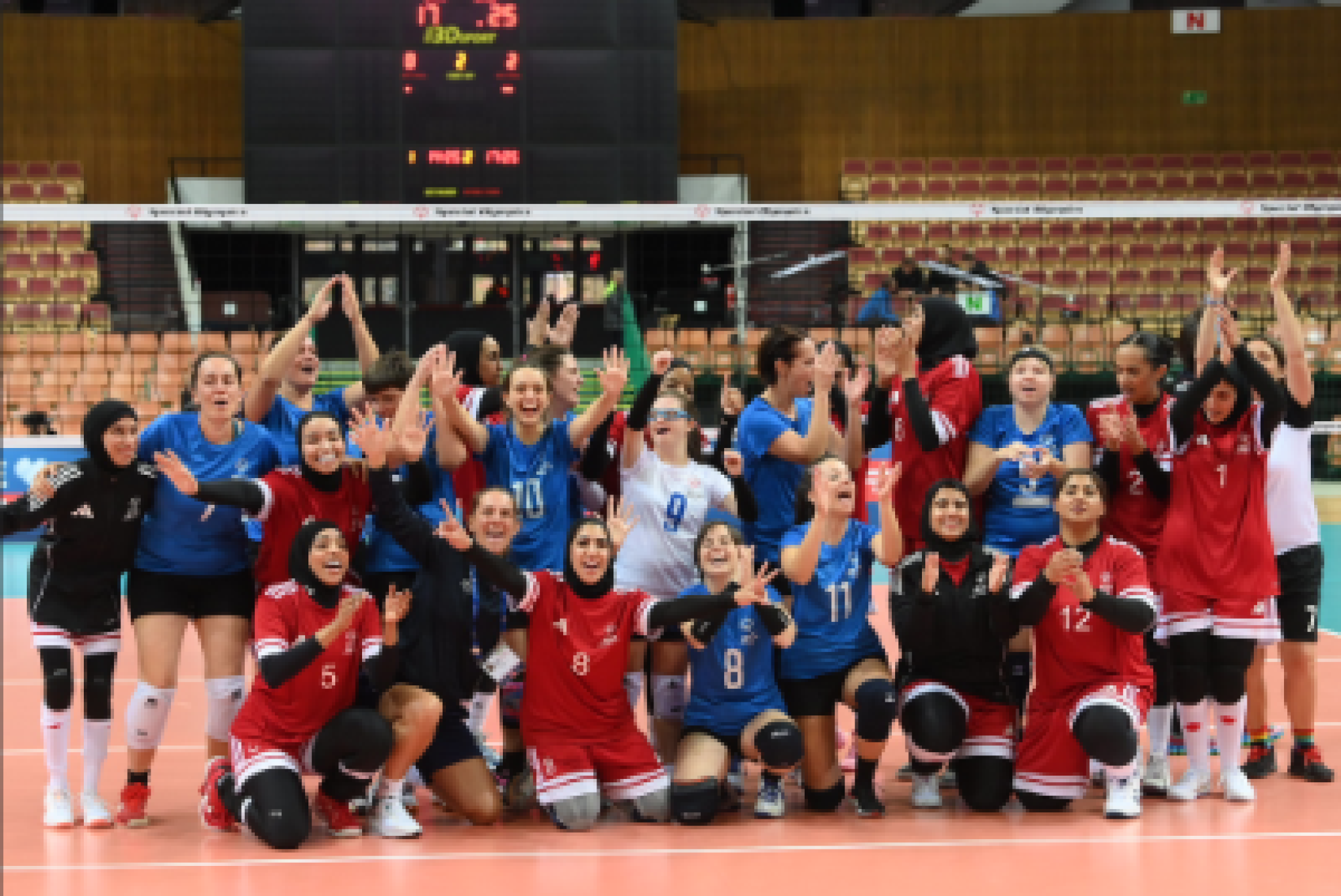 Tutte insieme le componenti delle squadre in Polonia, al termine della partita tra Italia ed Emirati Arabi Uniti
