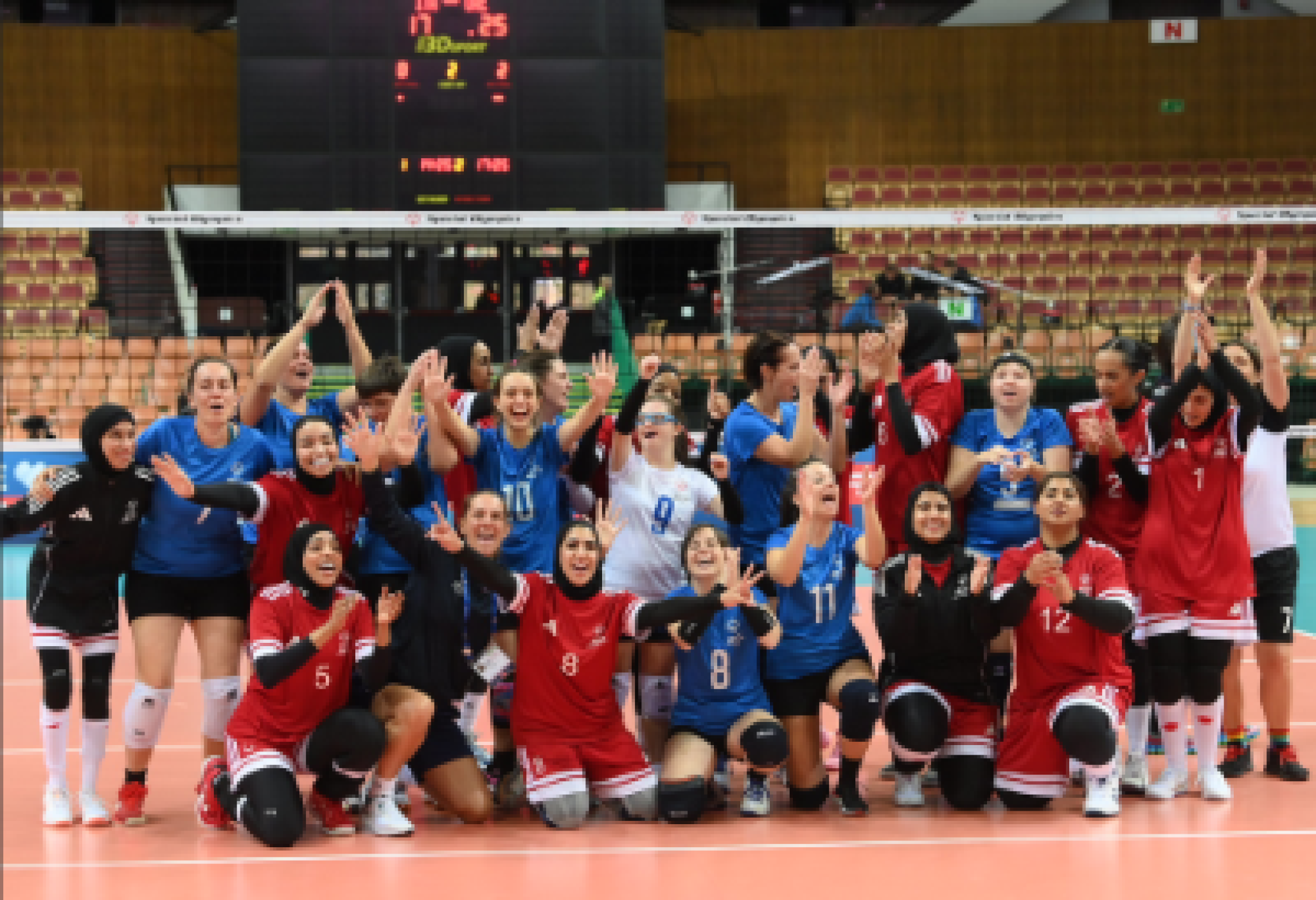 Tutte insieme le componenti delle squadre in Polonia, al termine della partita tra Italia ed Emirati Arabi Uniti