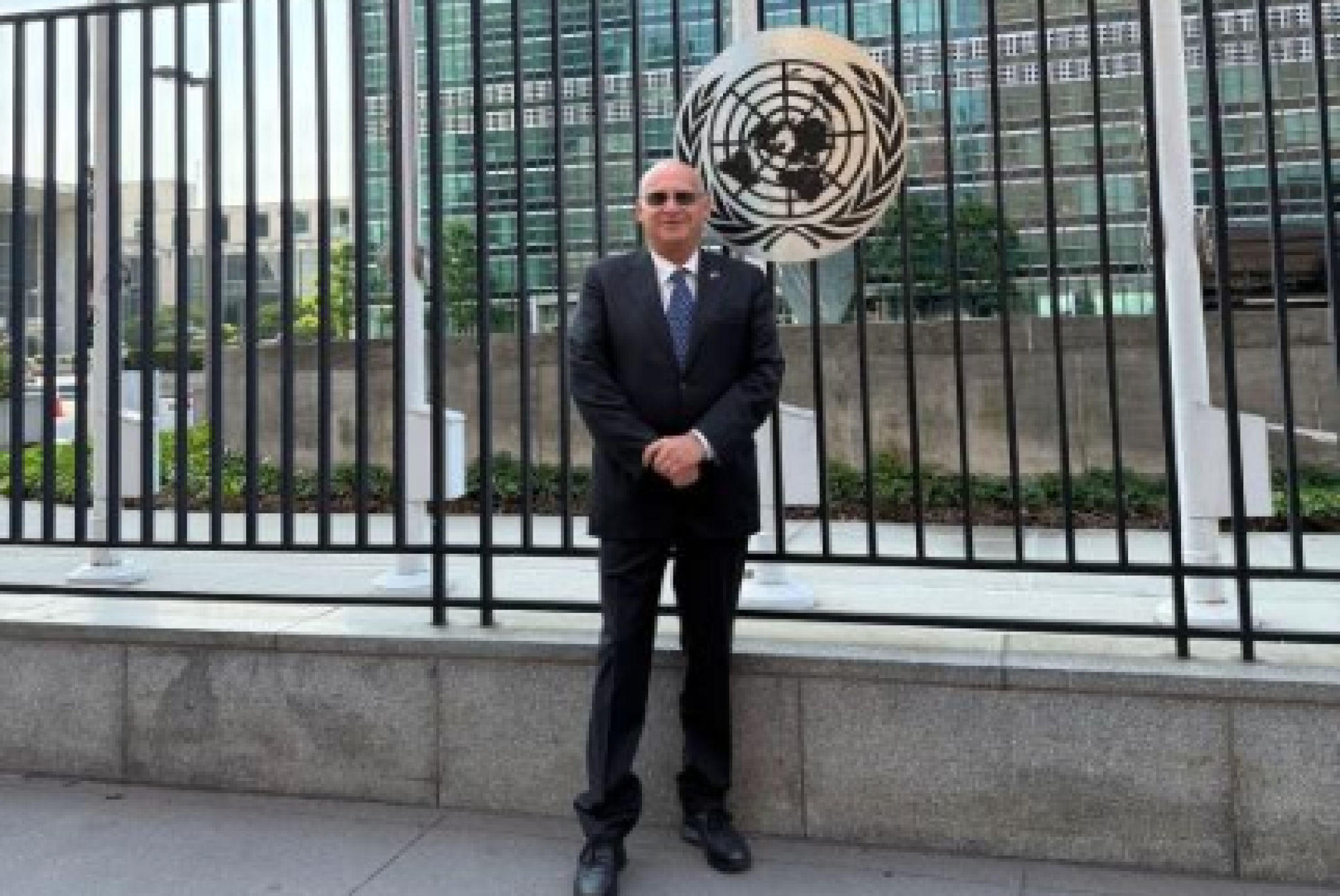 Il presidente dell'ANFFAS Roberto Speziale davanti al Palazzo delle Nazioni Unite di New York
