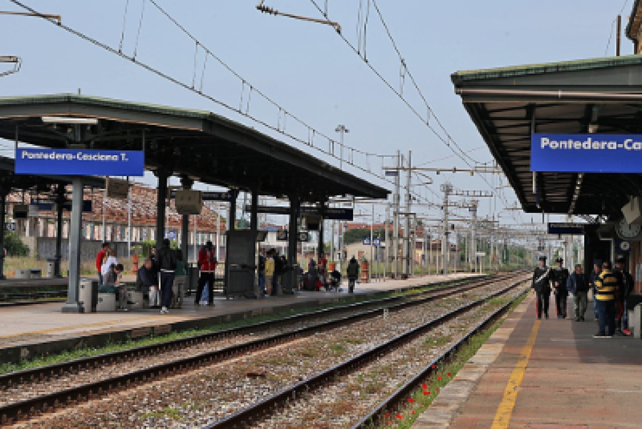 Bloccata per un’ora sul binario e poi sollevata di peso insieme alla carrozzina!
