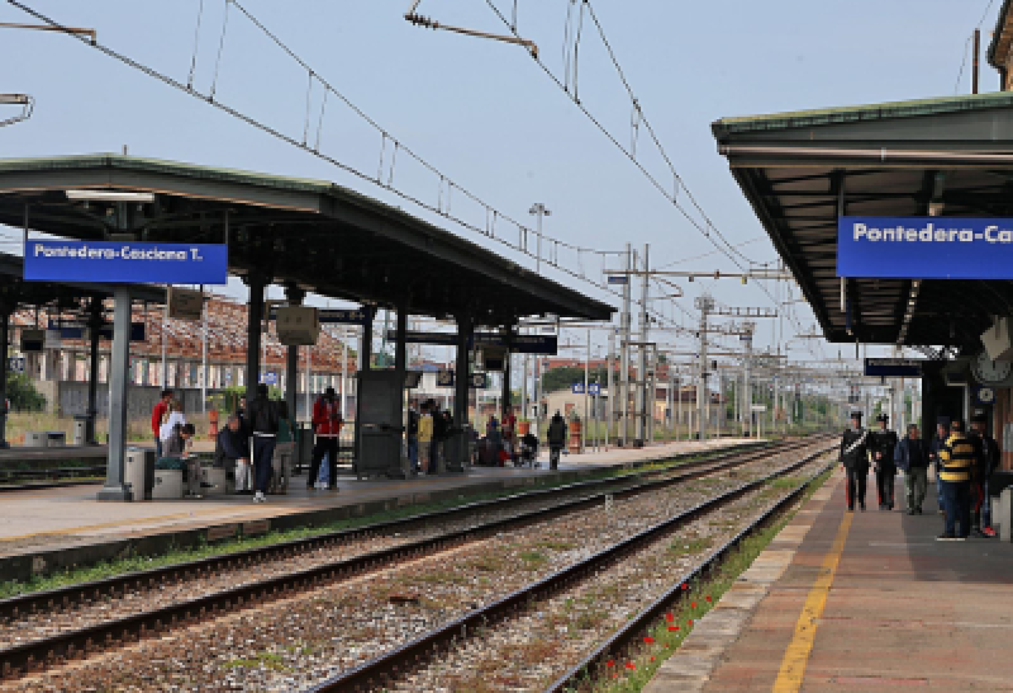 Bloccata per un’ora sul binario e poi sollevata di peso insieme alla carrozzina!