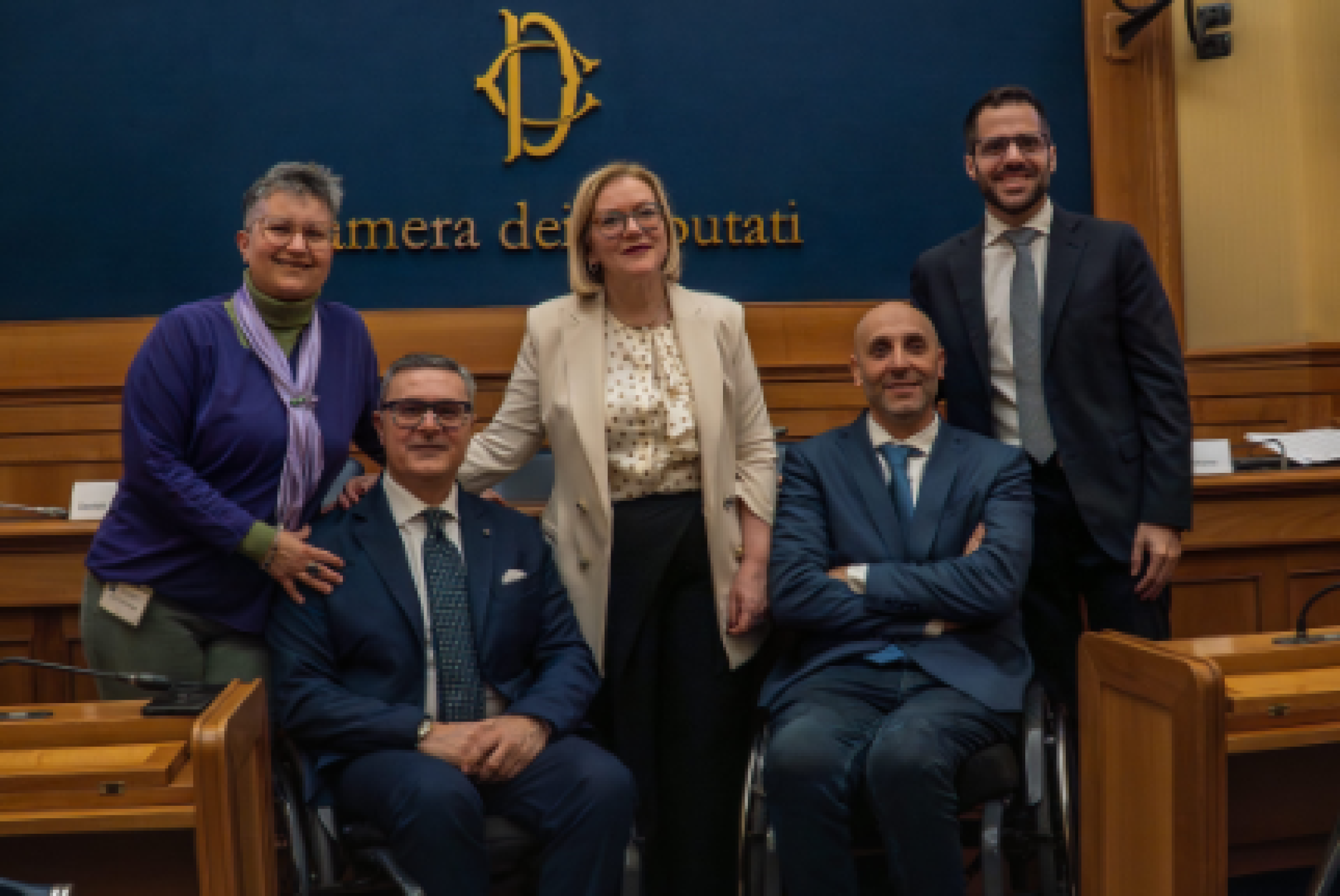 Da sinistra (al termine della conferenza stampa alla Camera): Stefania Stellino, presidente dell'Associazione ANGSA Lazio; Vincenzo Falabella, presidente della Federazione FISH; la deputata Ilenia Malavasi; Michele Adamo, segretario nazionale dell'Associazione UILDM; Daniele Francescon, co-fondatore di Serenis