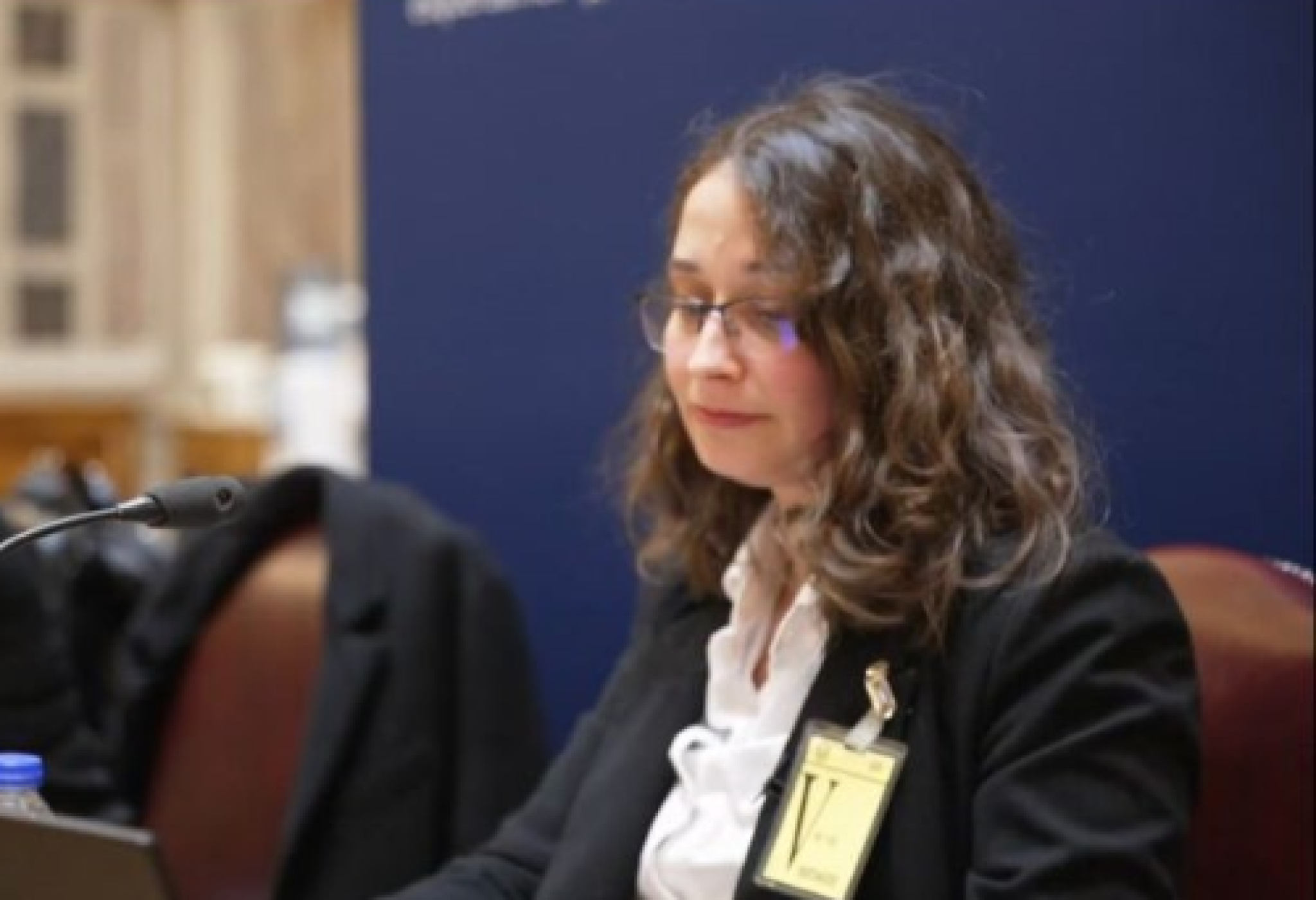 Sara Rocha in audizione al Parlamento portoghese in occasione della presentazione di un Disegno di Legge per porre fine alla sterilizzazione forzata delle persone con disabilità nel Paese lusitano (immagine tratta dal reportage “La sterilizzazione forzata: un tabù in Europa”)