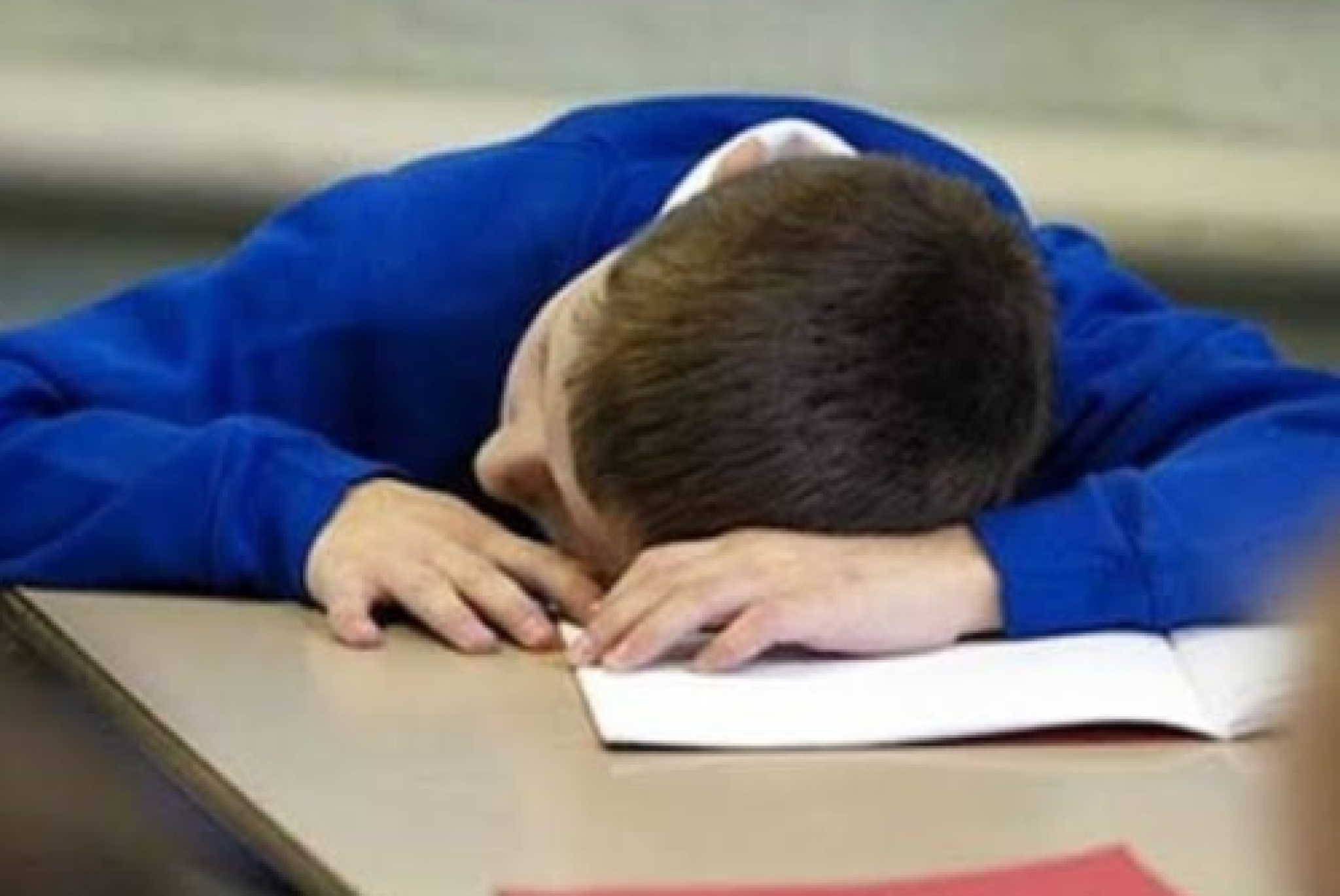 Se un ragazzo si addormenta sul banco, può essere perché la fatica della sclerosi multipla lo consuma da dentro